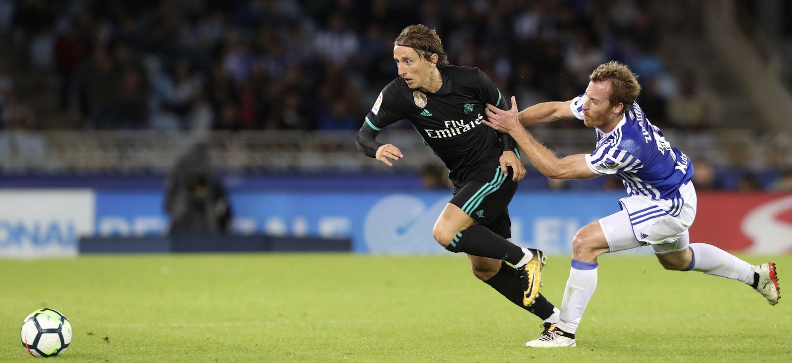 El realista Zurutuza intenta frenar al croata Luka Modric.