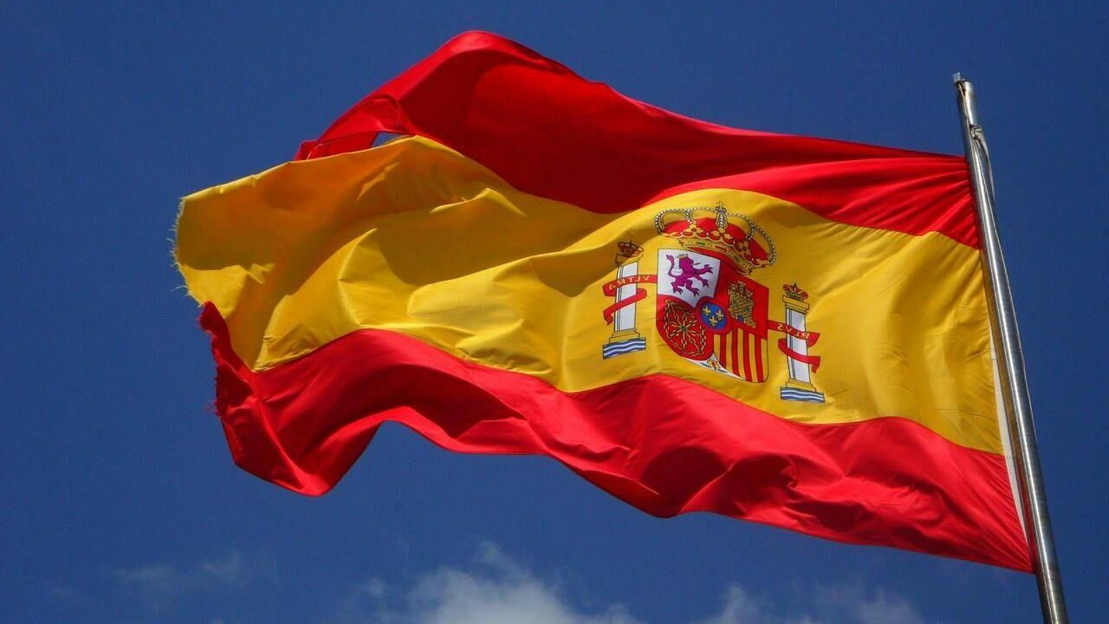 Los curiosos protocolos y normas de colocación de banderas en actos oficiales