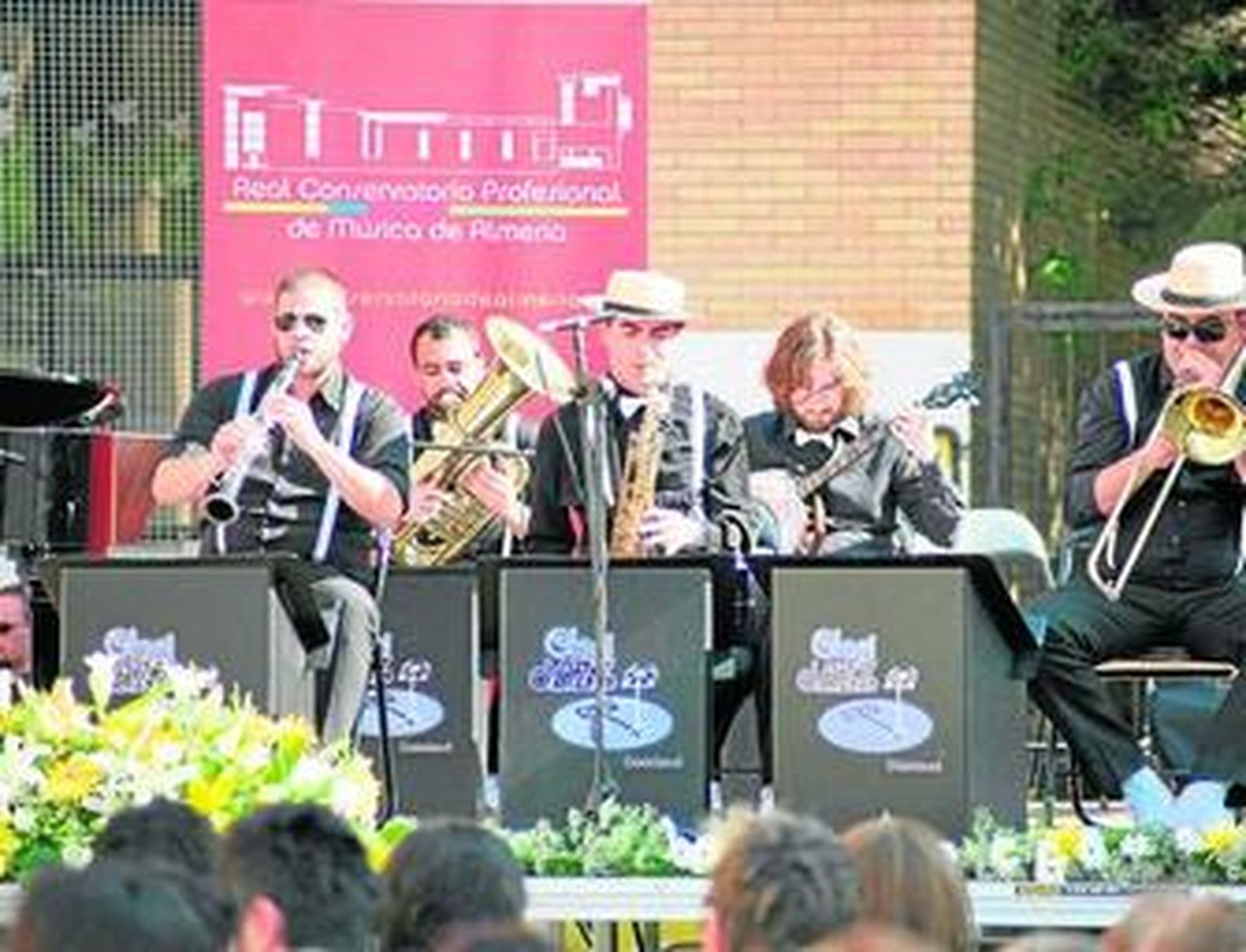Actuación de la Dixieland Clasijazz en el patio del Conservatorio.
