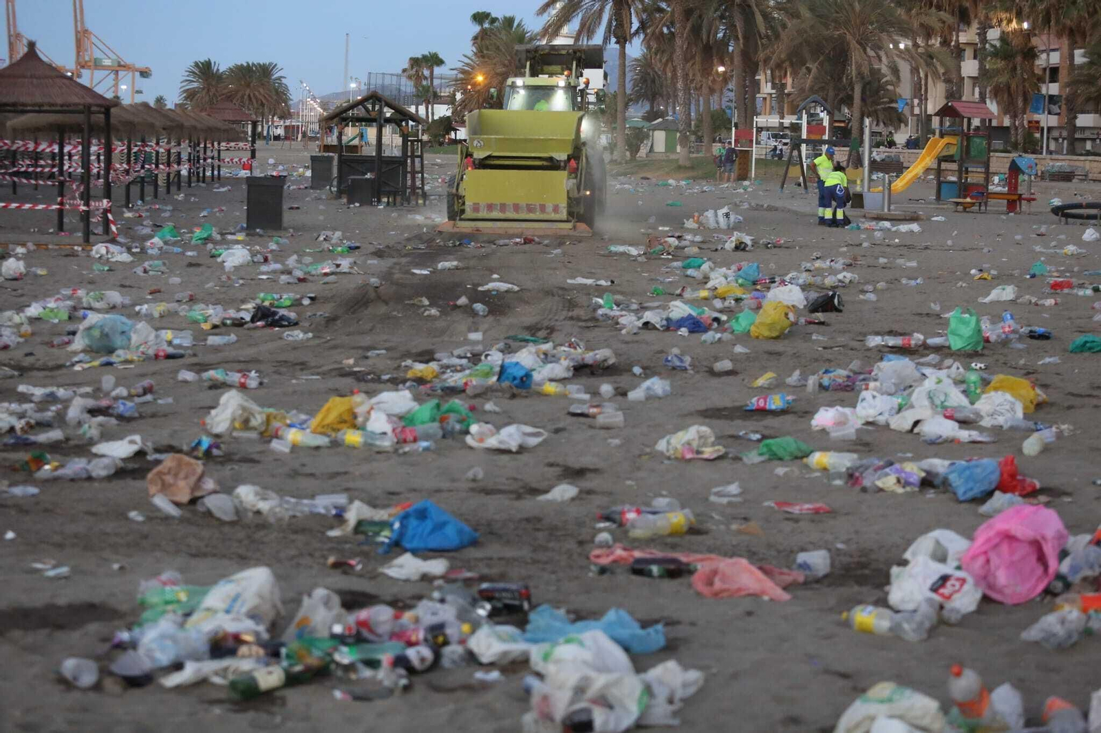 Así han amanecido las playas de Málaga tras la noche de San Juan
