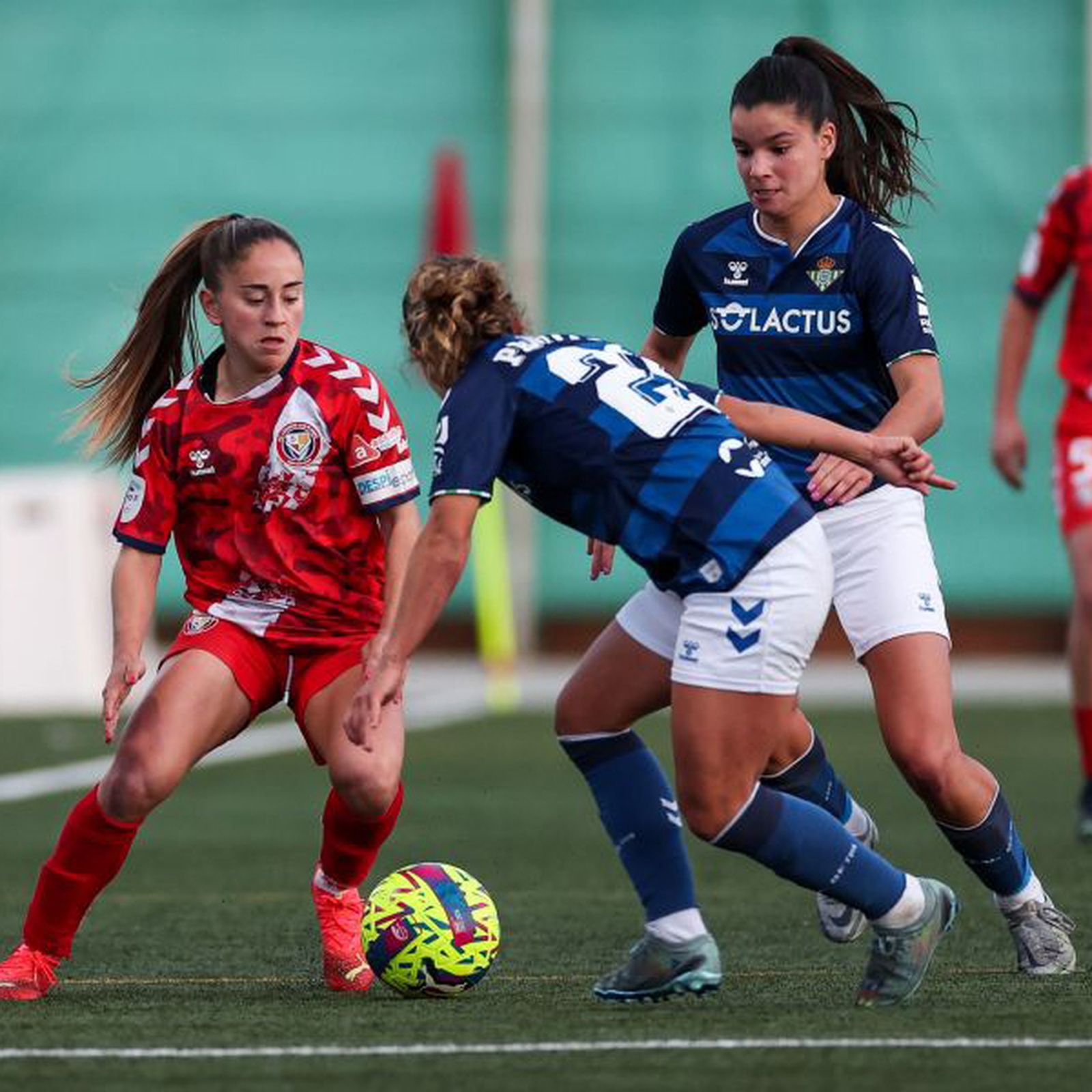 Las jugadoras béticas presionan a una rival.