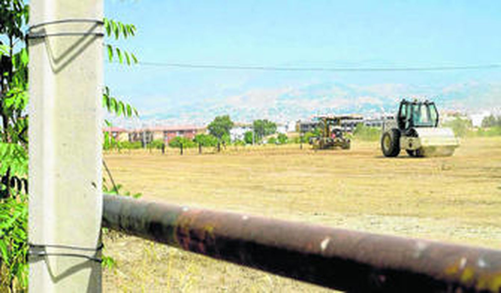Las máquinas ya trabajan en la zona conocida como Colonia Dávila, donde se habilitarán los aparcamientos.