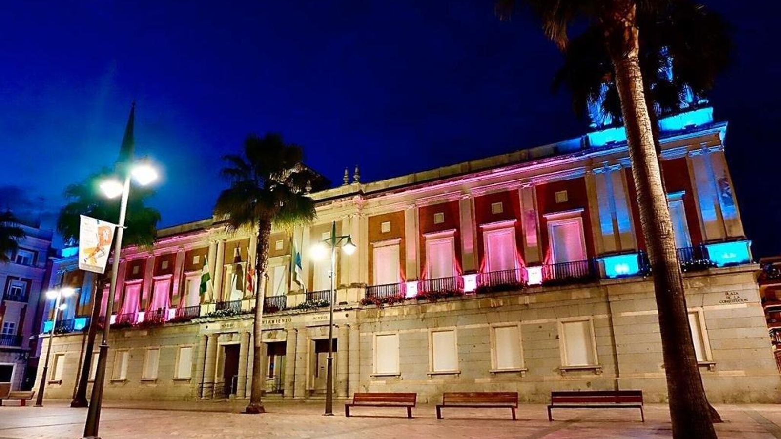 Ayuntamiento de Huelva iluminado con los colores del colectivo trans.