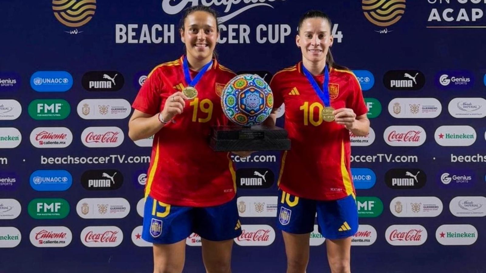 Paqui Campoy y Jessi, con el título logrado en Acapulco.