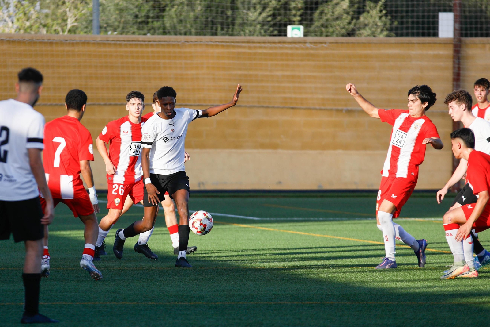 Jugadores del Almería juvenil y La Cañada disputan un balón durante el derbi almeriense del pasado domingo en el Francisco Pomedio. Jugadores del Almería juvenil y La Cañada disputan un balón durante el derbi almeriense del pasado domingo en el Francisco Pomedio.