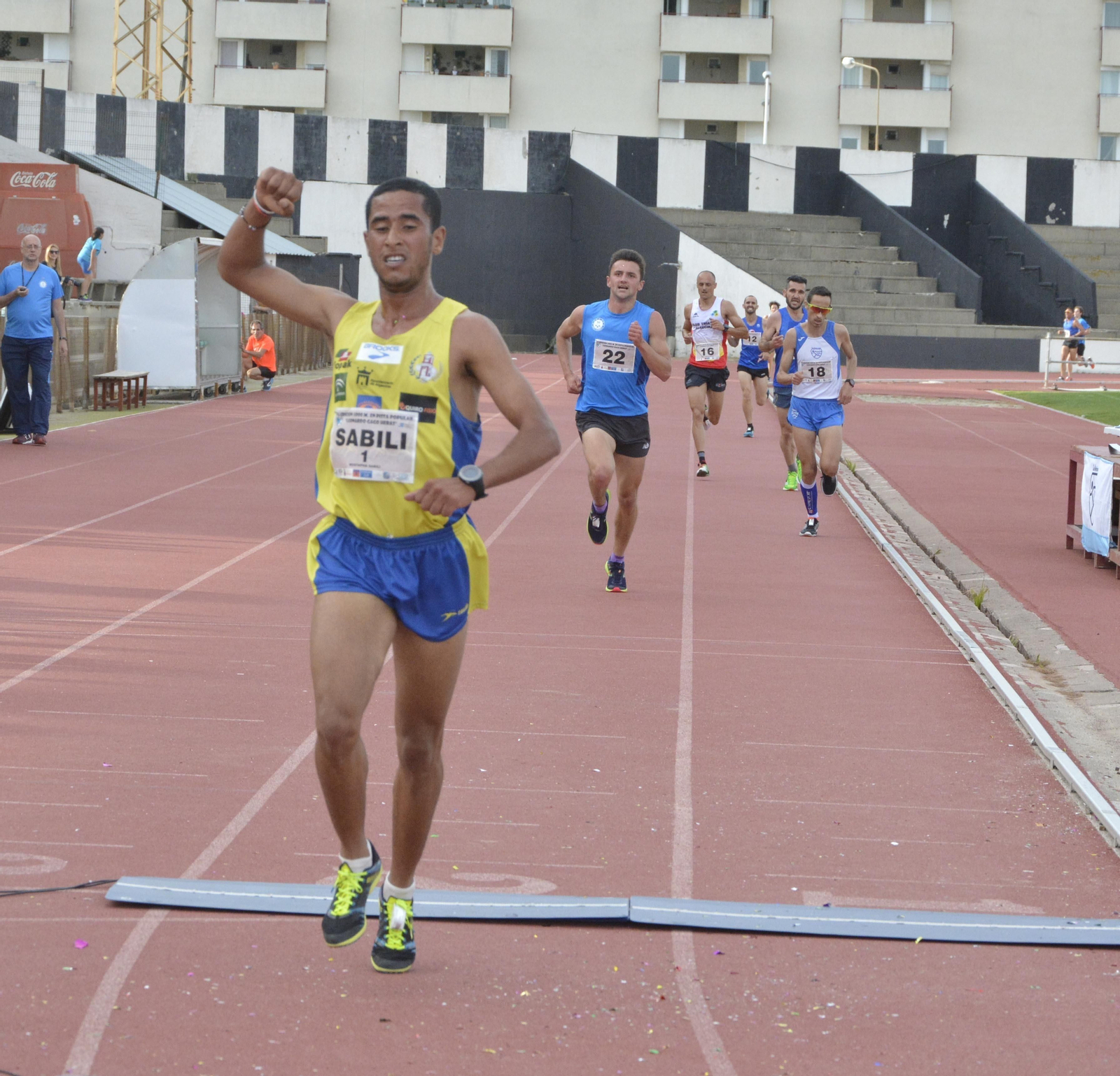 Mustapha Sabili, en el momentro de entrar en la meta en el Municipal de La Línea.