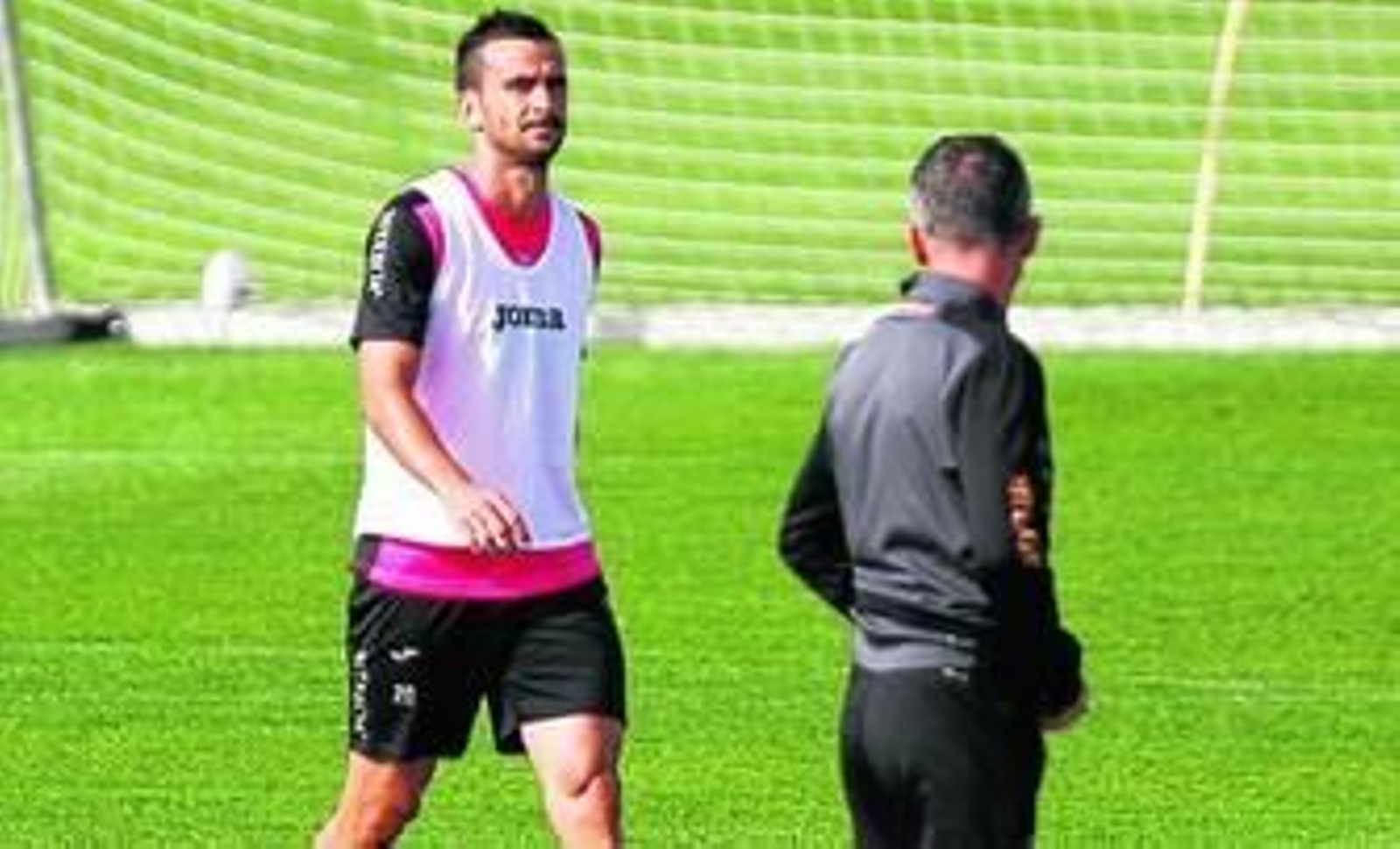 Matthieu Saunier y Lucas Alcaraz se miran durante un entrenamiento la semana pasada en la Ciudad Deportiva. Matthieu Saunier y Lucas Alcaraz se miran durante un entrenamiento la semana pasada en la Ciudad Deportiva.