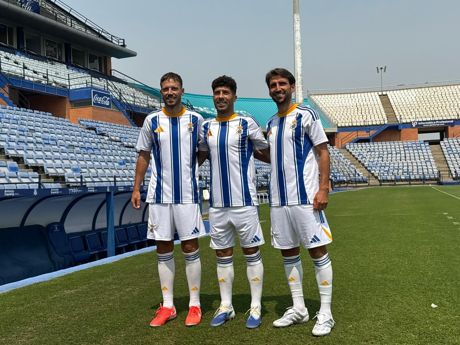Álex Bernal, a la derecha, acompañado de Pepe Mena y Javi Castellano.