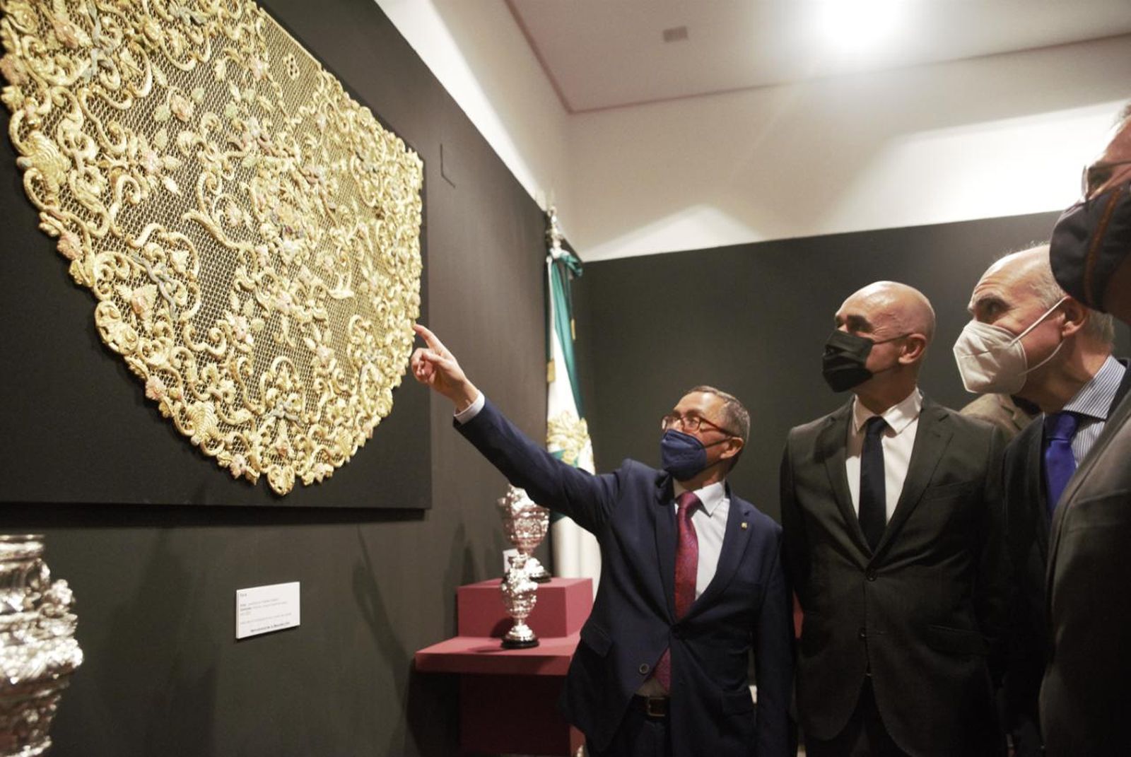 Antonio Muñoz contempla una toca bordada que forma parte de la exposición.