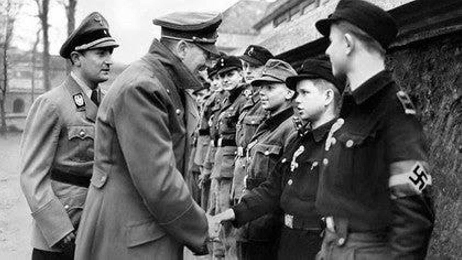 Imagen del momento en que Alfred Czech, a los 12 años de edad, es galardonado con la Cruz de Hierro por su valentía. Berlín, 1944.