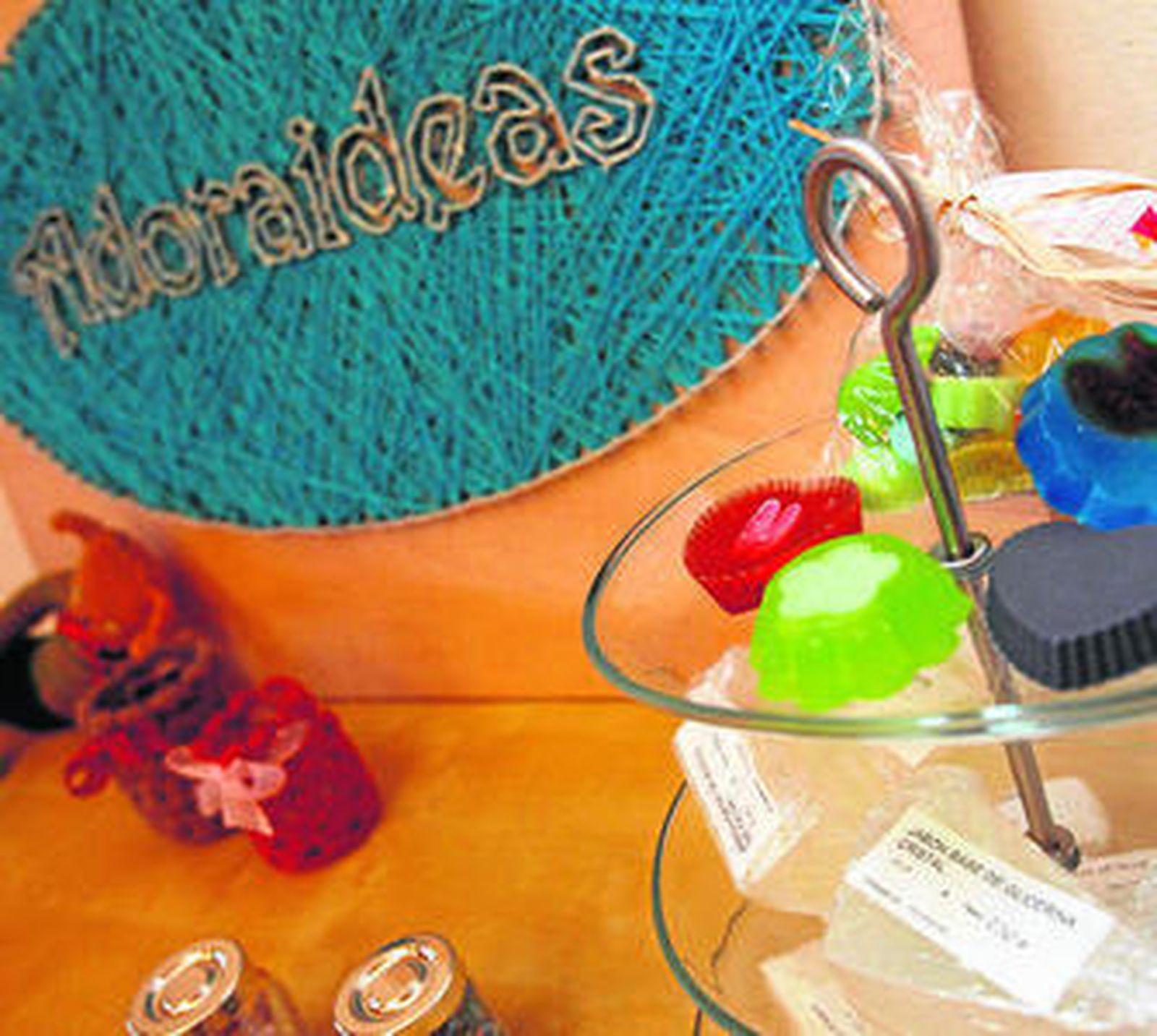 Dori Romero posa junto a sus hijas Dori y Sara y su sobrina Eugenia, la más pequeña de la cooperativa.