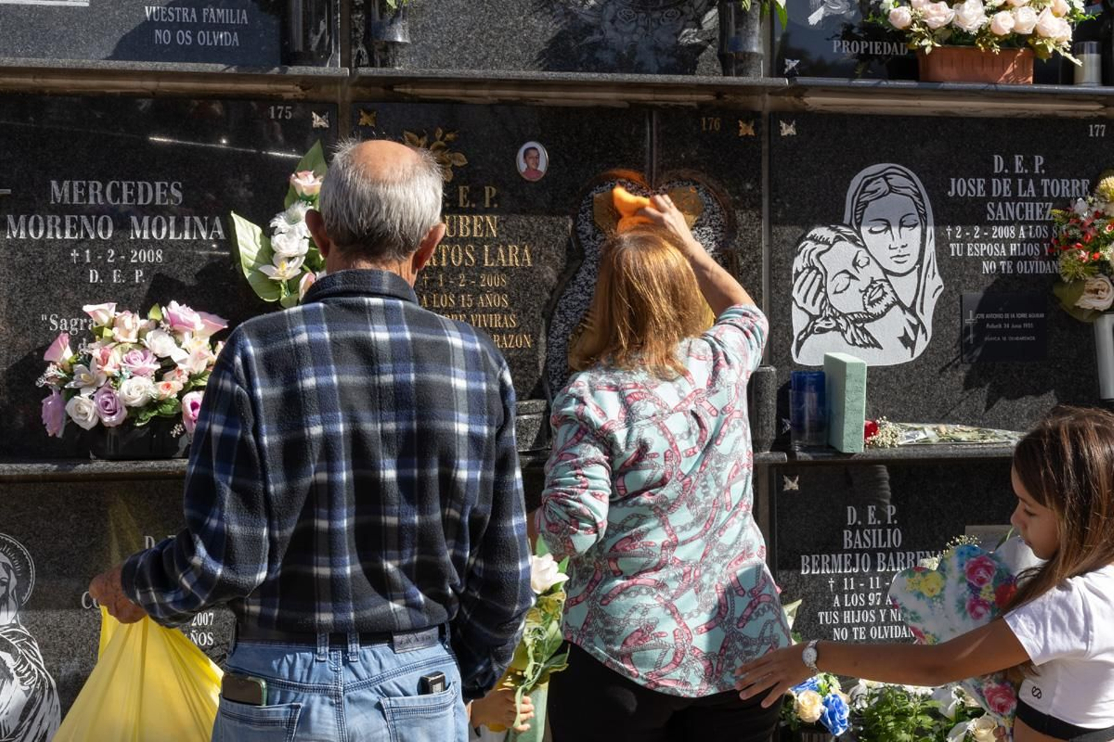 Día de Los Santos en el cementerio de San Fernando y San Eufrasio de Jaén, en imágenes
