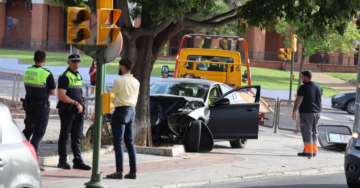 Un joven se queda dormido al volante y estampa el coche contra un árbol ...