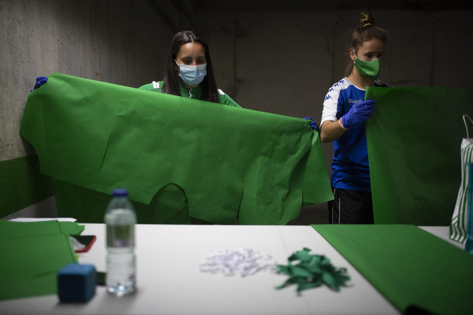 Coronavirus: Las jugadoras del Betis fabrican batas y  mascarillas para los sanitarios
