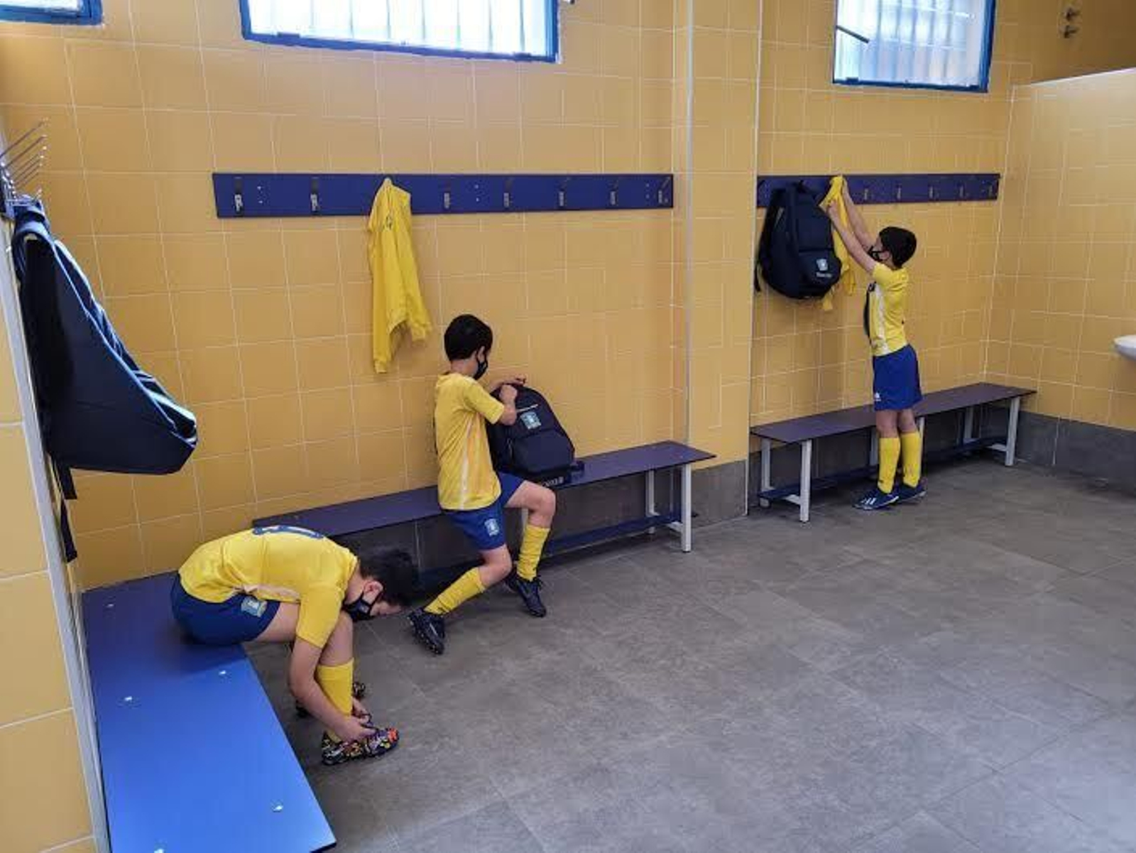 Los tres campos de fútbol y las piscinas de verano de Níjar renuevan sus vestuarios