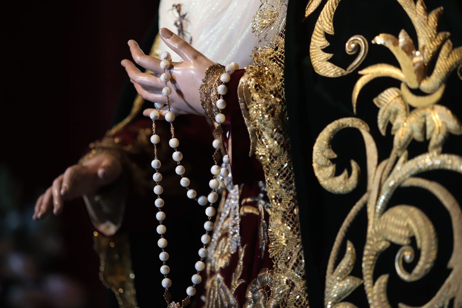 Imágenes del besamanos a María Santísima del Rocío y Esperanza