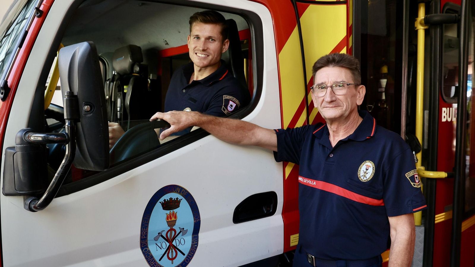 Dos generaciones en el parque de Bomberos de Sevilla.