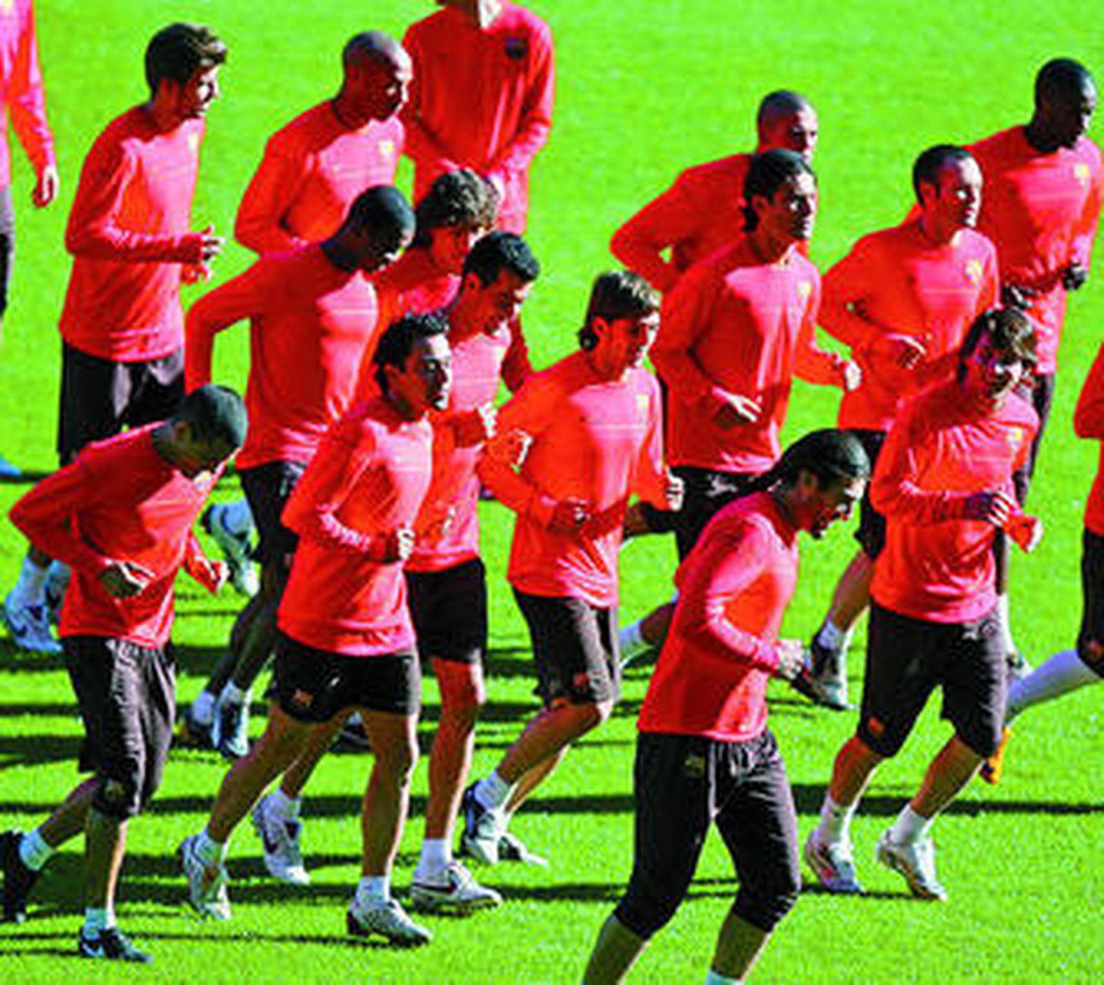 La plantilla del Barça, ejercitándose en el día de ayer.
