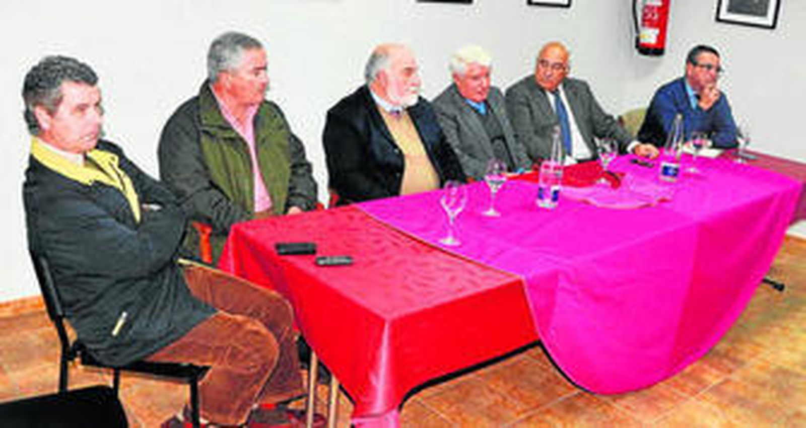 Antonio Lozano, Galloso, Francisco Castañeda, Antonio Pérez y Eduardo Ordóñez en el coloquio taurino de El Chato del Muelle, de Puerto Real.