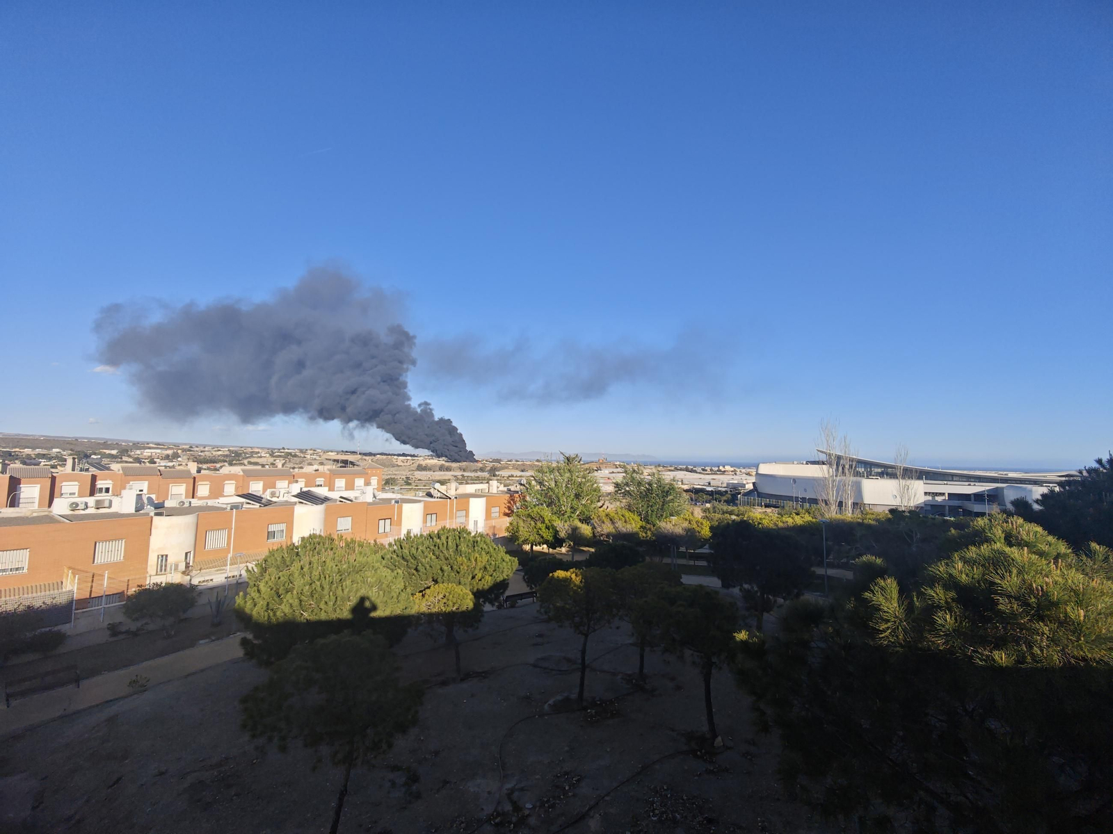 Las imágenes del incendio de la planta de reciclaje en Almería