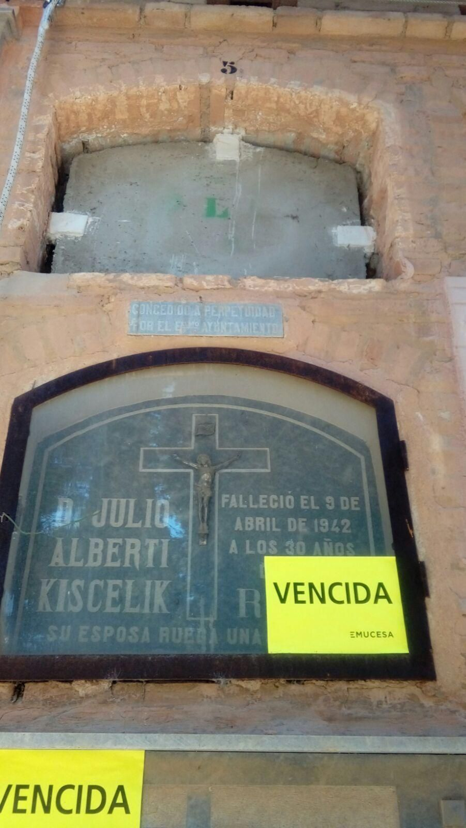 El nicho de Alberty, ayer con el aviso de futura exhumación.