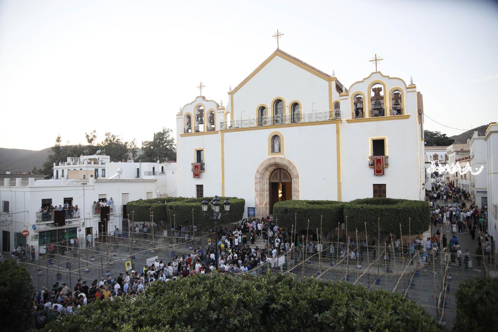 Las imágenes de la misa vespertina y procesión del Cristo de la Luz de Dalías