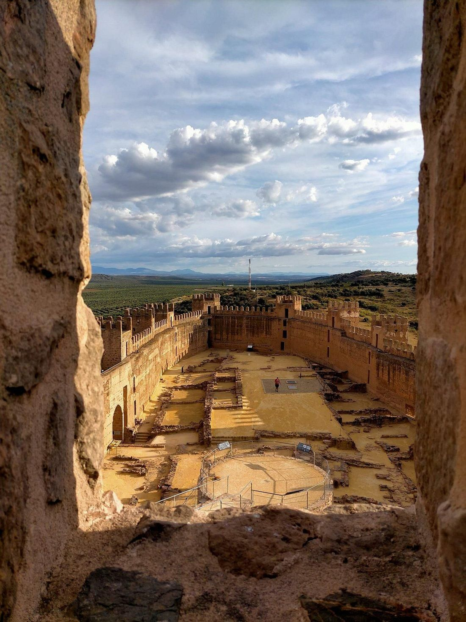 Vista del patio interior de la fortaleza bañusca.