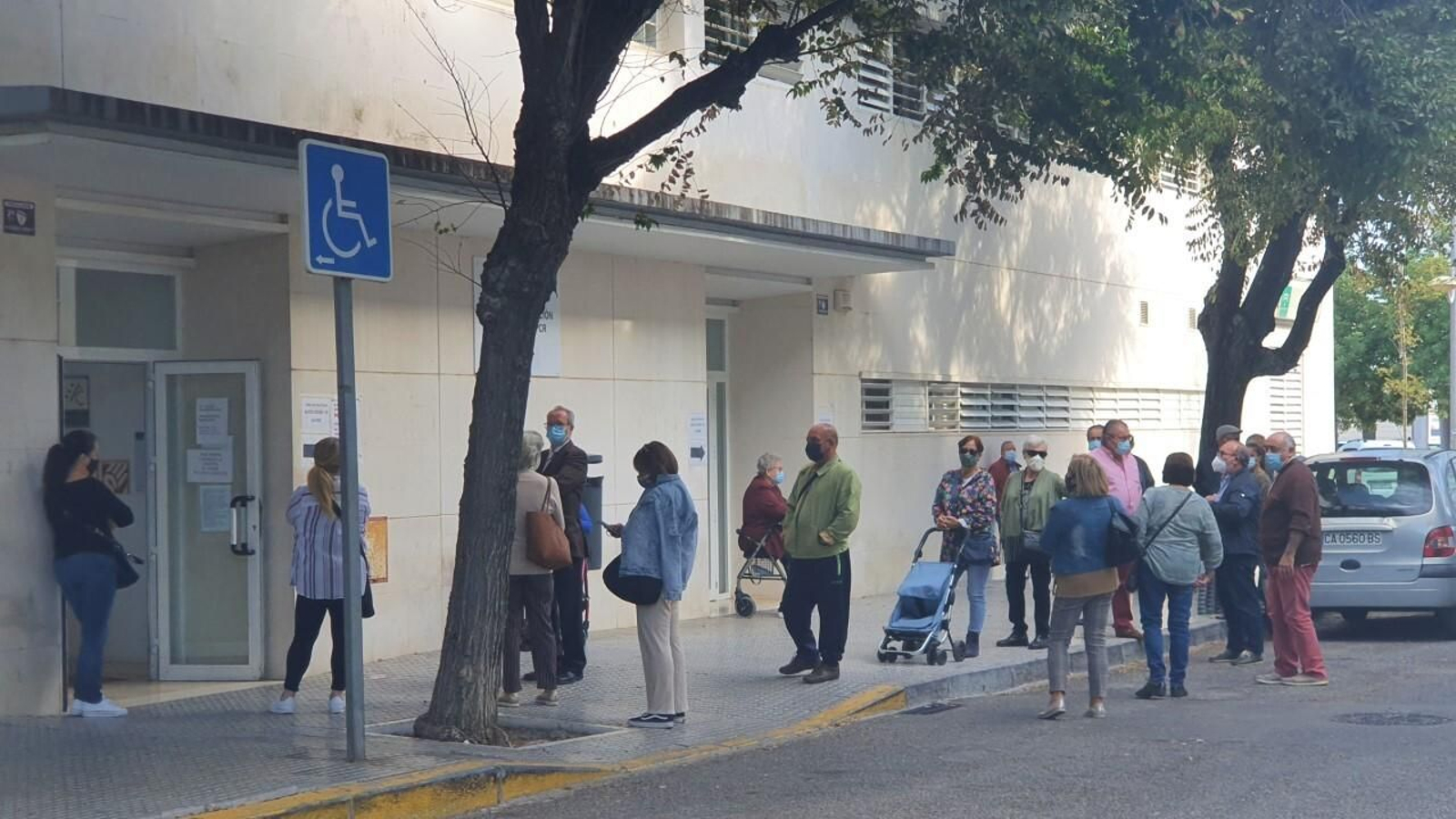 La puerta del centro de salud de La Paz de Cádiz, a las 12 de esta mañana