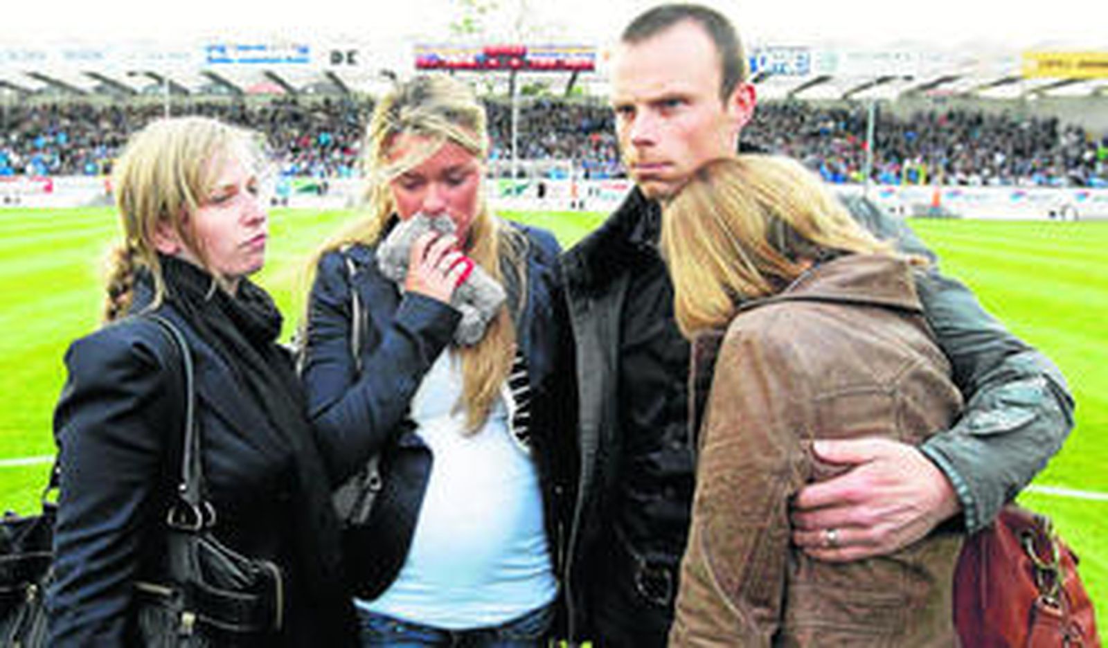 La familia del fallecido ciclista belga Weylandt presencia un minuto de silencio en su homenaje.