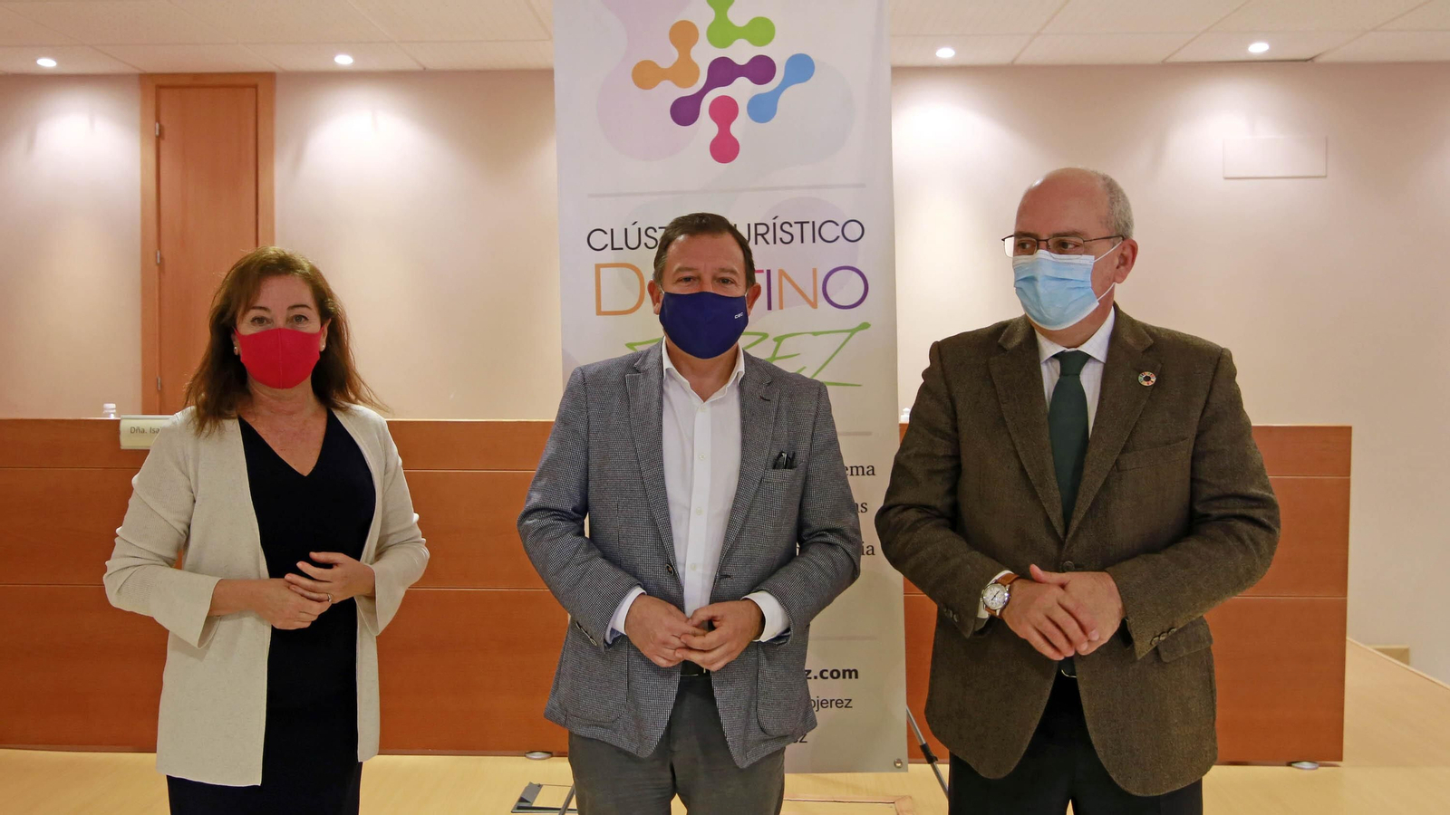 Isabel Gallardo, delegada de Turismo del Ayuntamiento, Antonio Mariscal, presidente del Clúster Destino Jerez, y Javier Sánchez Rojas, presidente de la Cámara de Comercio.