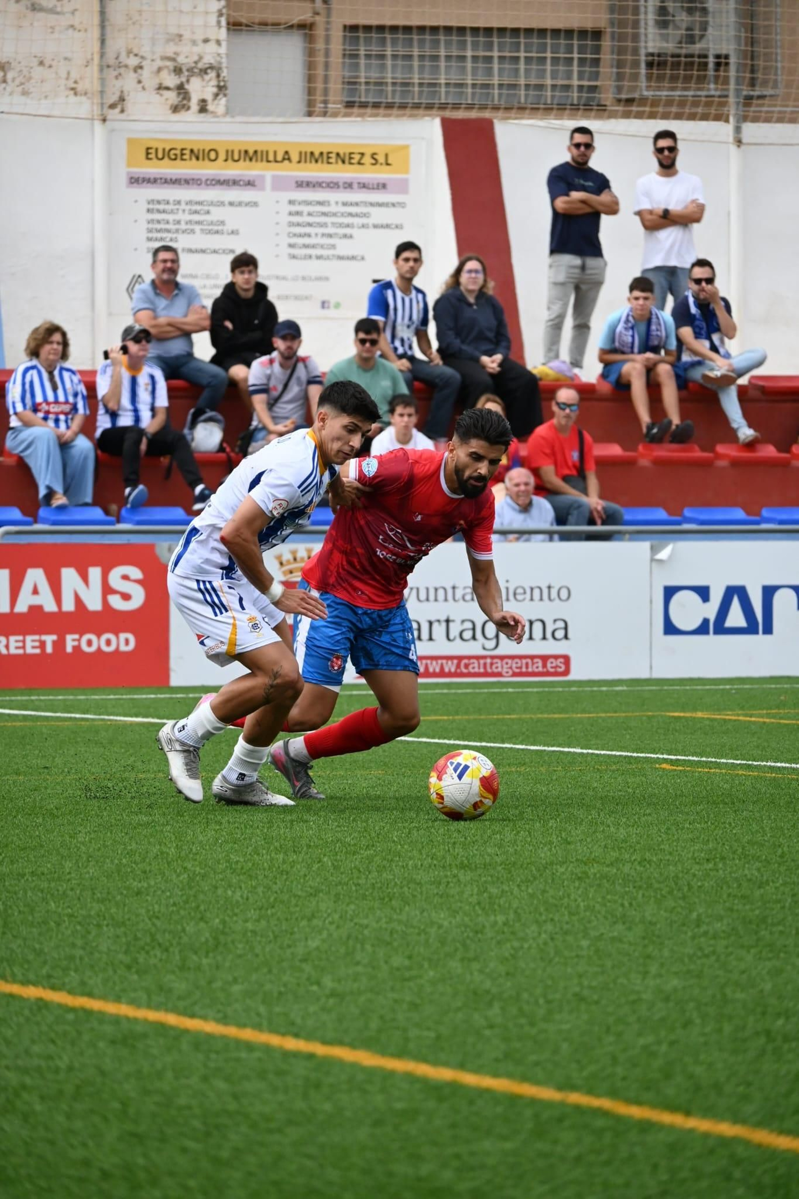 Pugna por un balón entre Paolo y Manu Galán.
