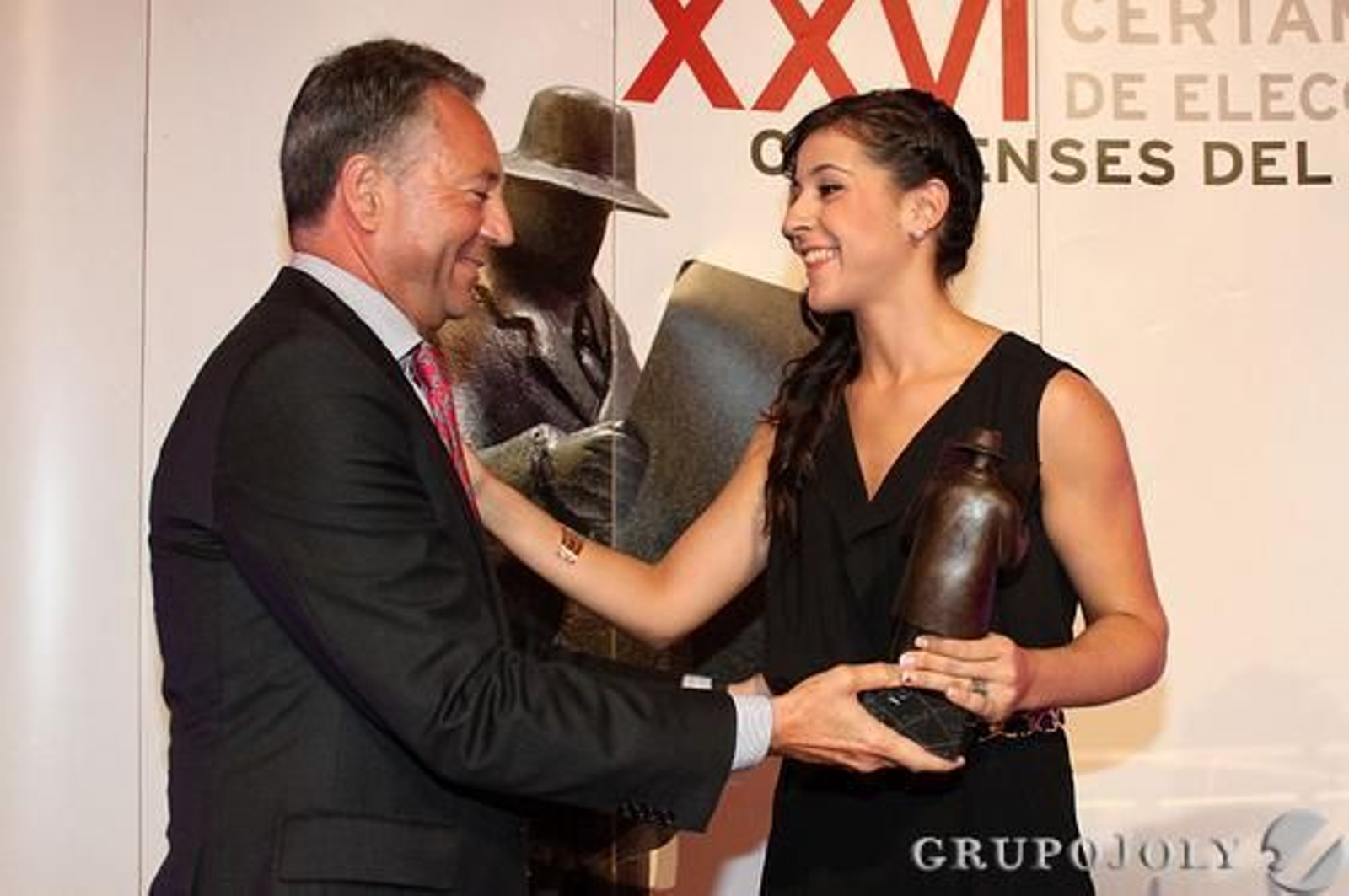 José Joly hizo entrega del premio Onubense del Año por designación del jurado a Carolina Marín.

Foto: Alberto Dominguez/ Paqui Segarra