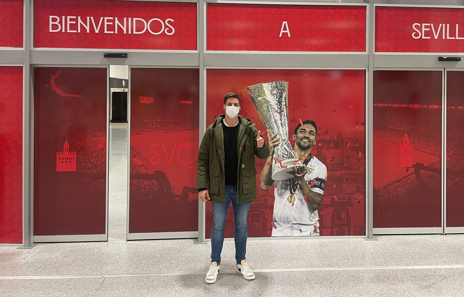 Tobías Torossian, nuevo jugador del Helvetia BM Prointegrada, posa a su llegada a Sevilla.