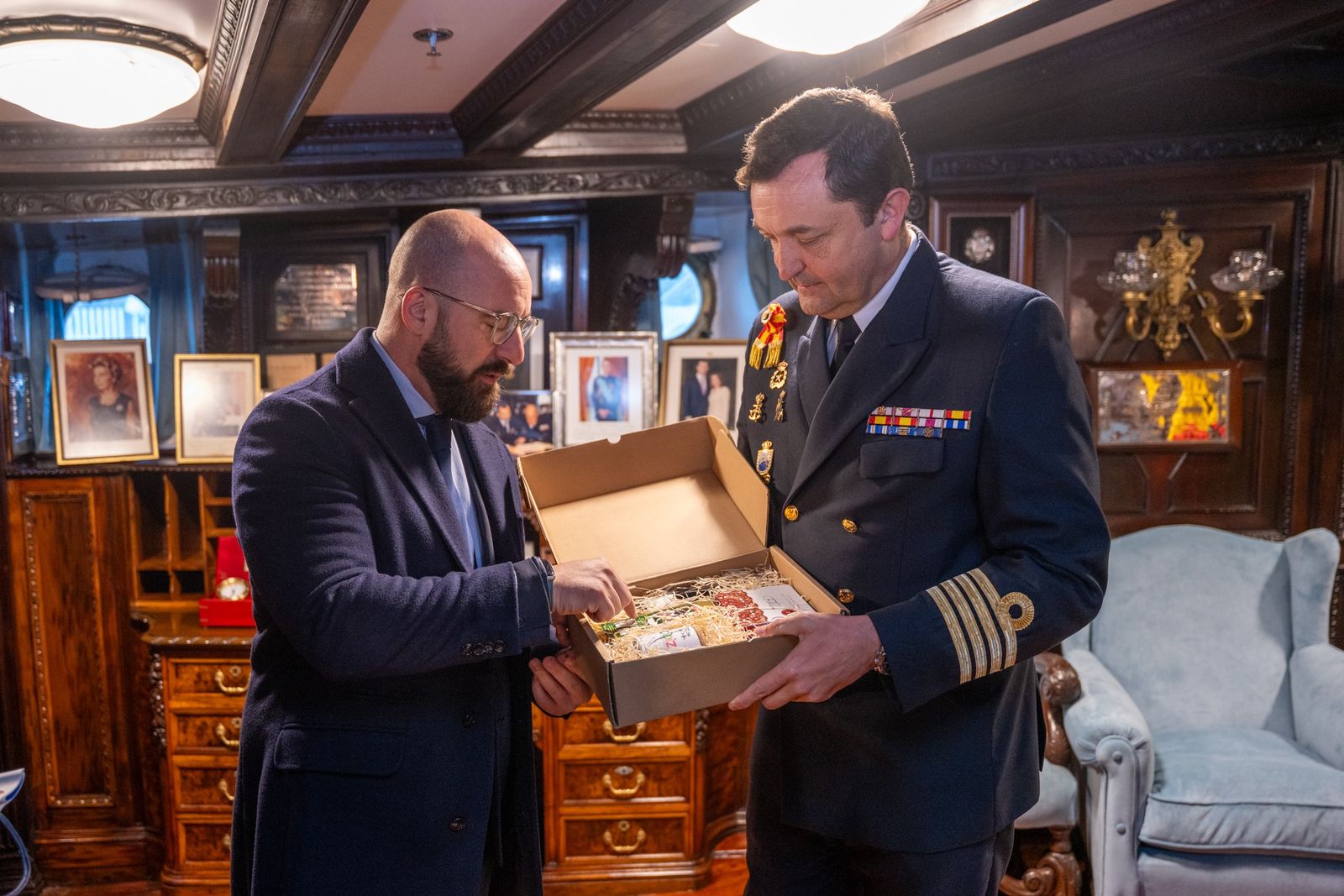Germán Beardo entrega al comandante del Buque Escuela Juan Sebastián de Elcano, José María de la Puente Mora-Figueroa, una caja con los productos gastronómicos