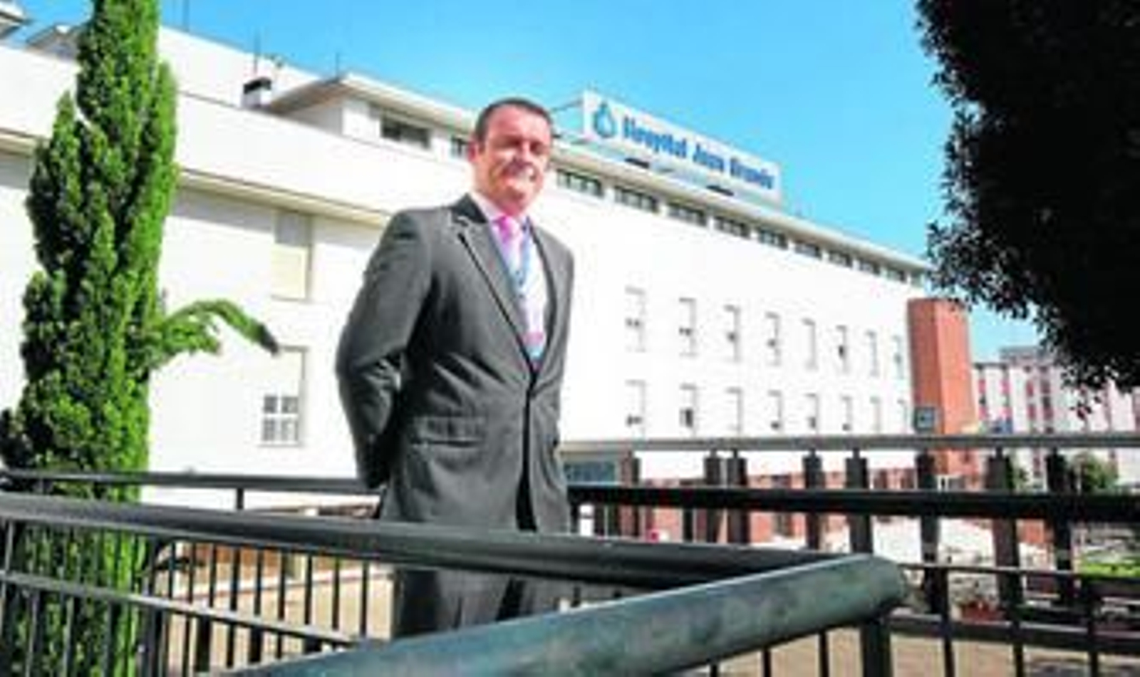 El nuevo gerente del Juan Grande posa en el exterior del centro sanitario.