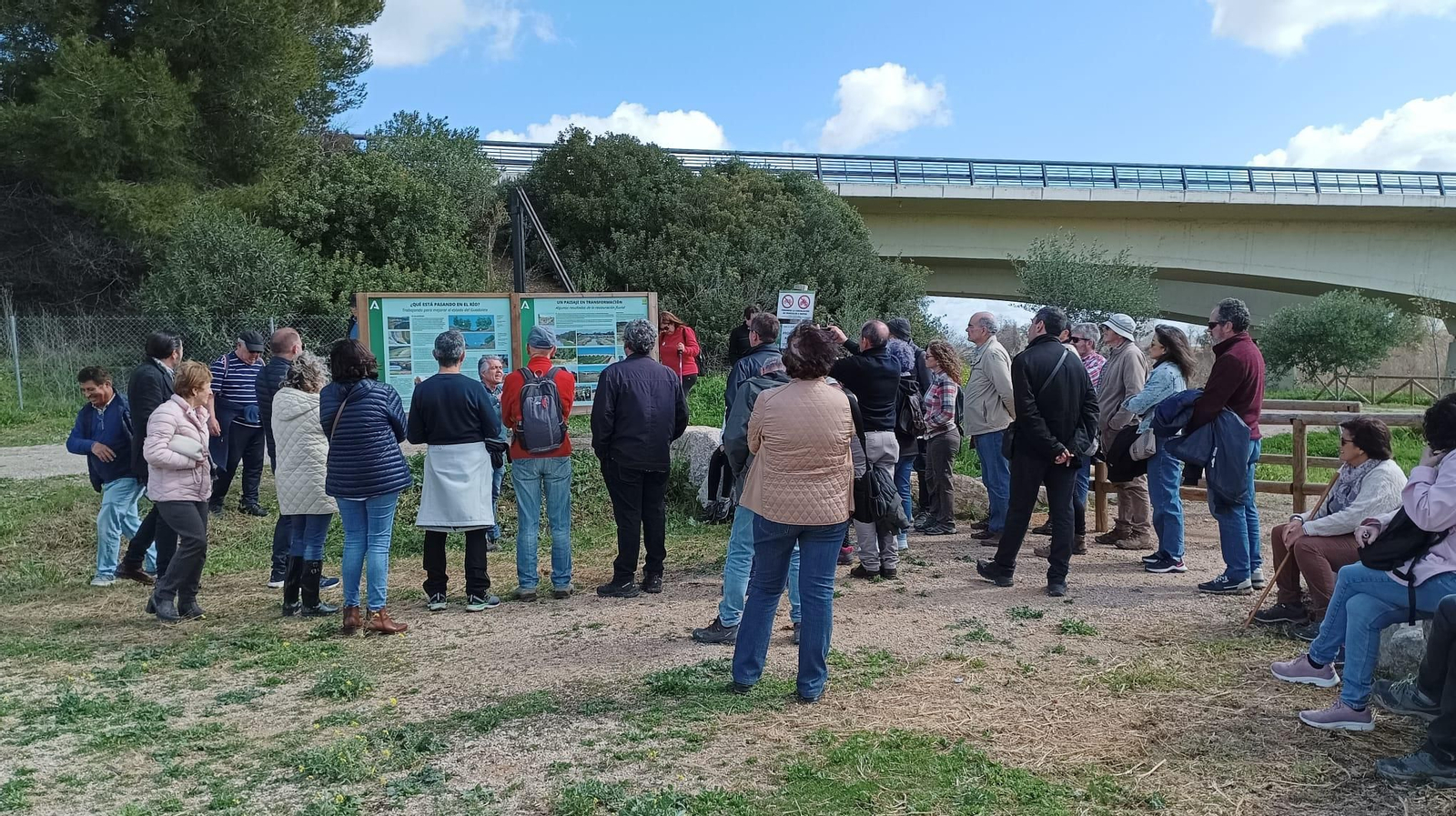 Multitudinaria visita guiada al puente de Cartuja en Jerez