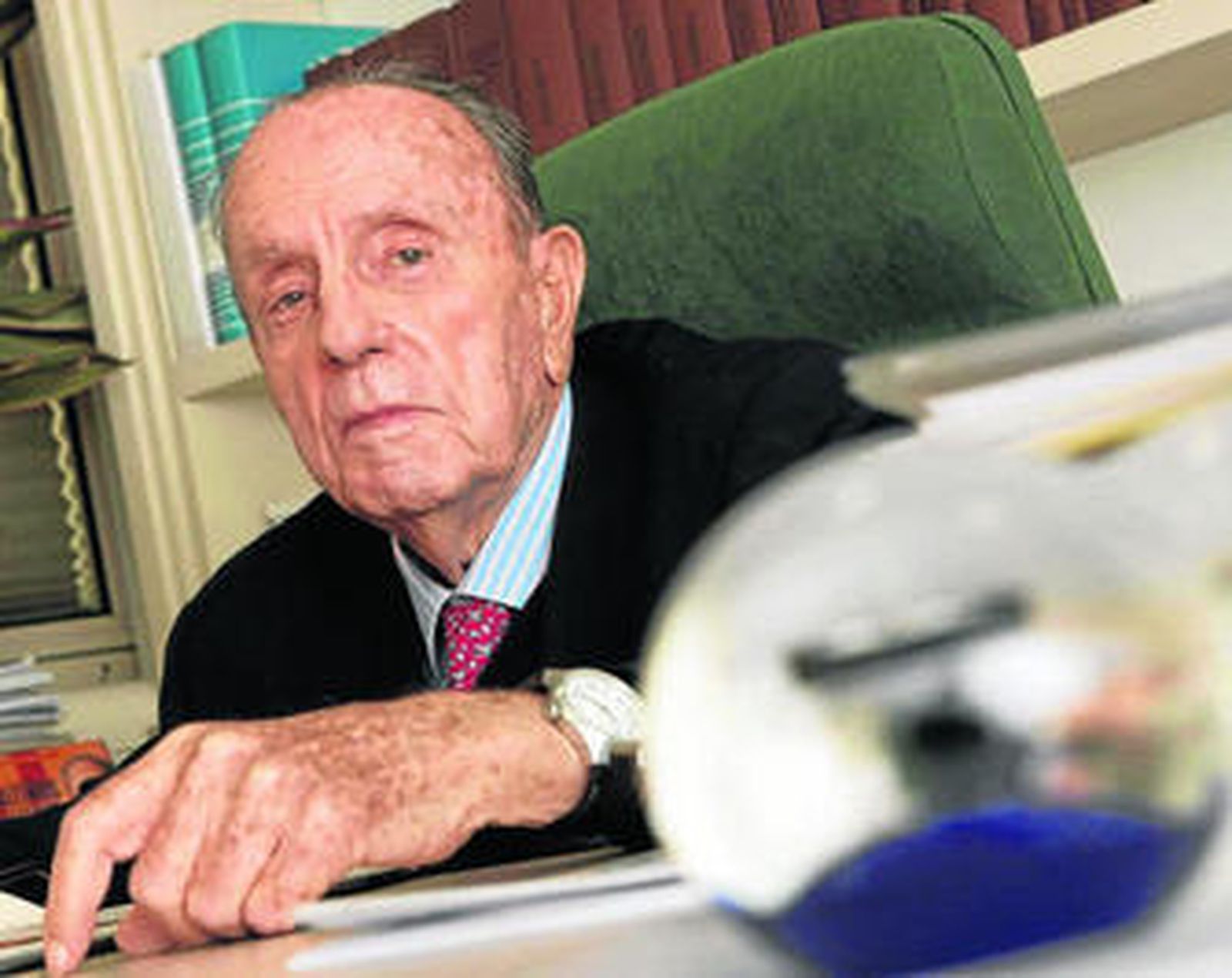 Manuel Fraga en su despacho del Senado, al que acude todos los días laborables.