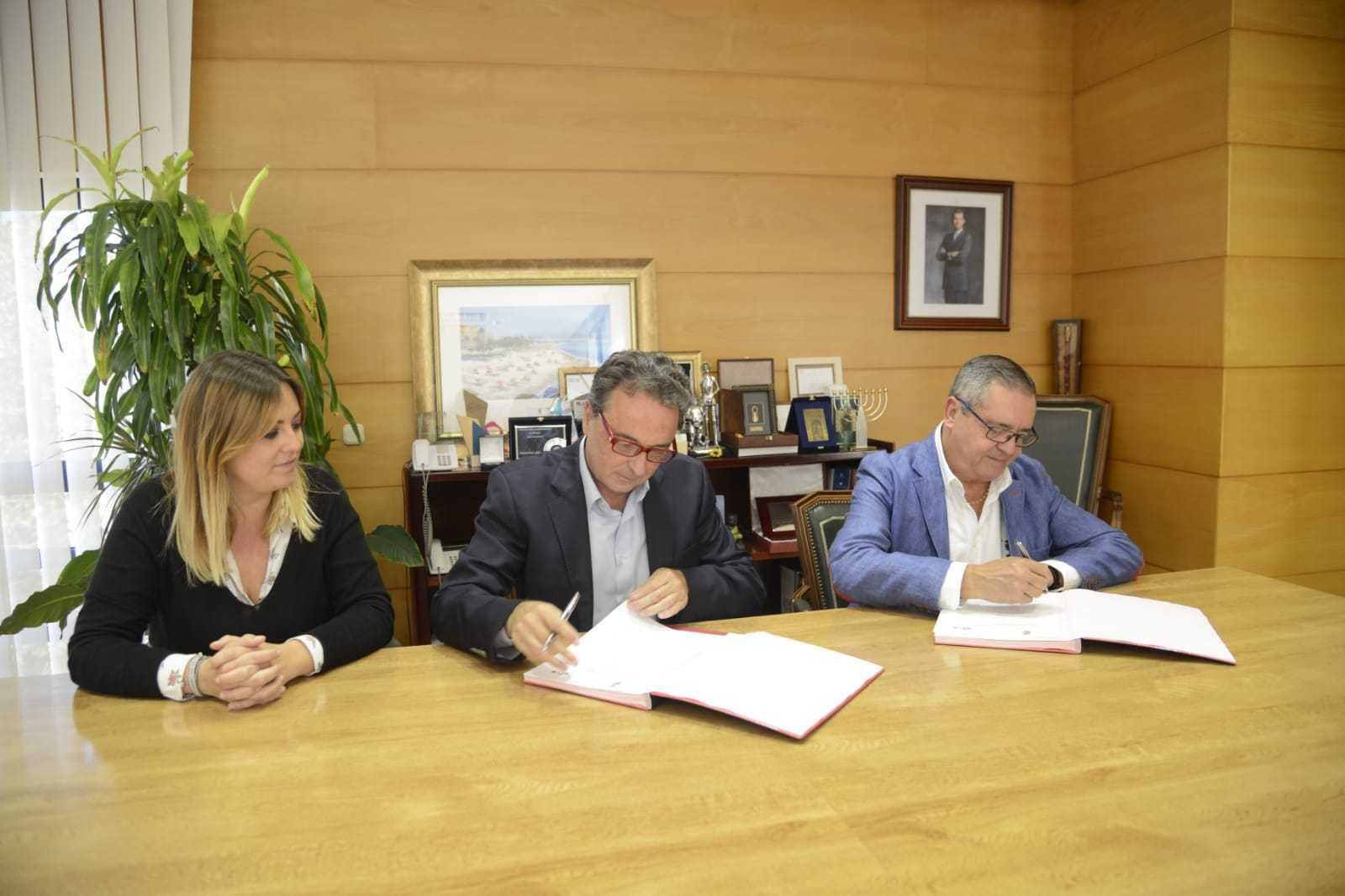 La firma del acuerdo para la tercera edición del mapa turístico de Torremolinos.
