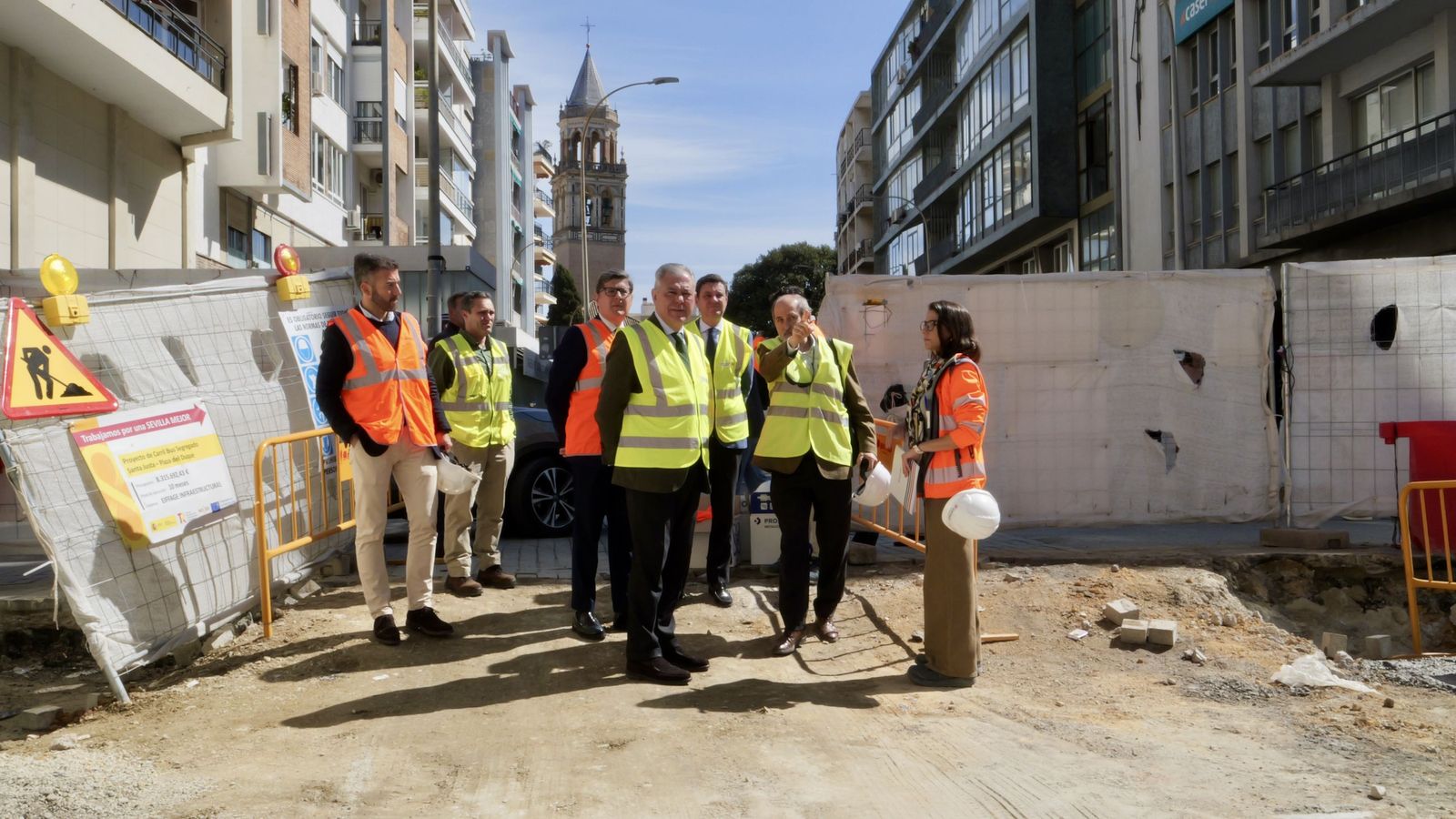 El alcalde durante la visita a las obras.