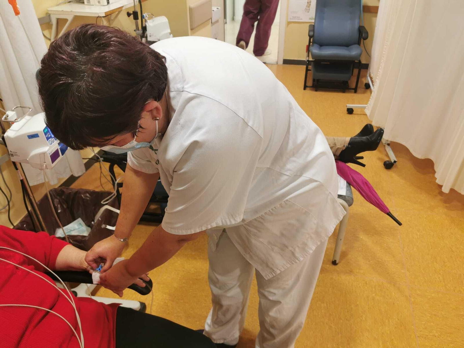Enfermera prepara a un paciente para tratamiento en la Unidad del Dolor.