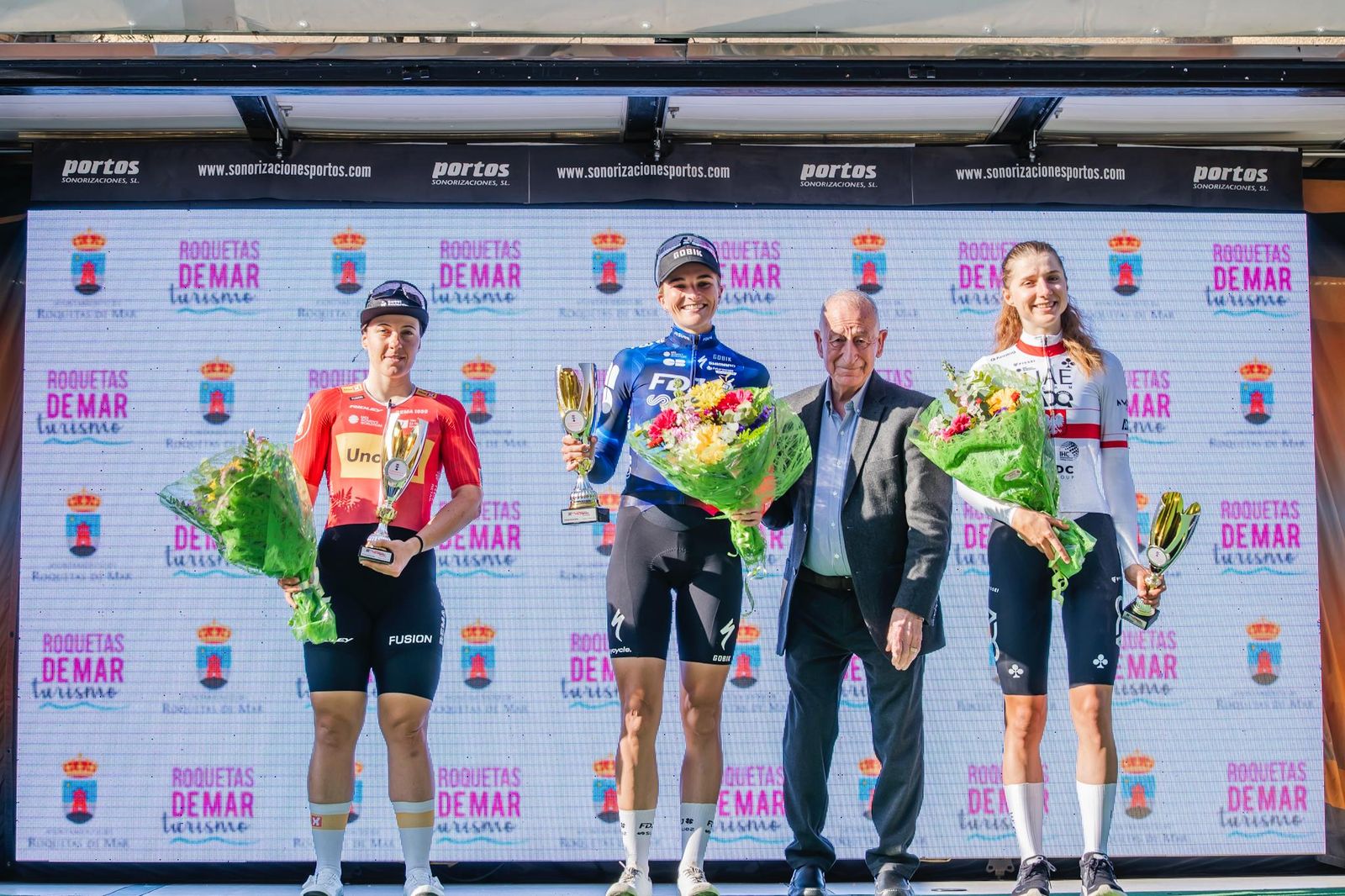 Podio de la prueba ciclista con el alcalde de Roquetas de Mar entregando el premio a la ganadora.