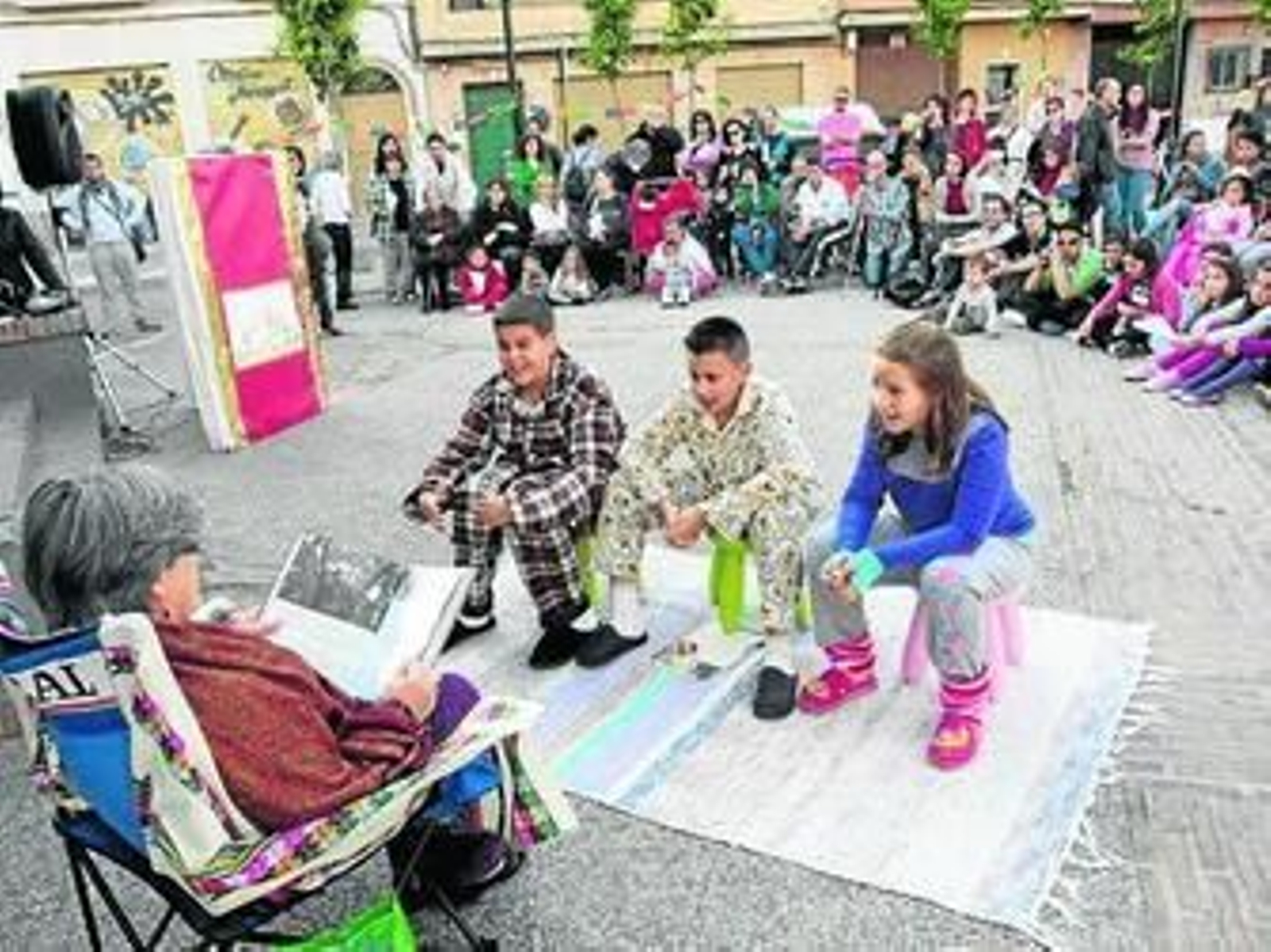 Vecinos y miembros de la plataforma, en la Plaza de las Palomas.