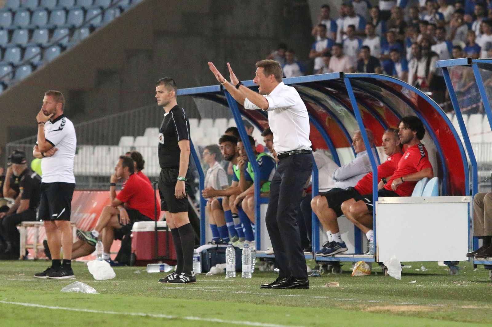 Ramis pide calma a sus jugadores, demasiado precipitados y sin saber matar el partido con un Lorca volcado al ataque.
