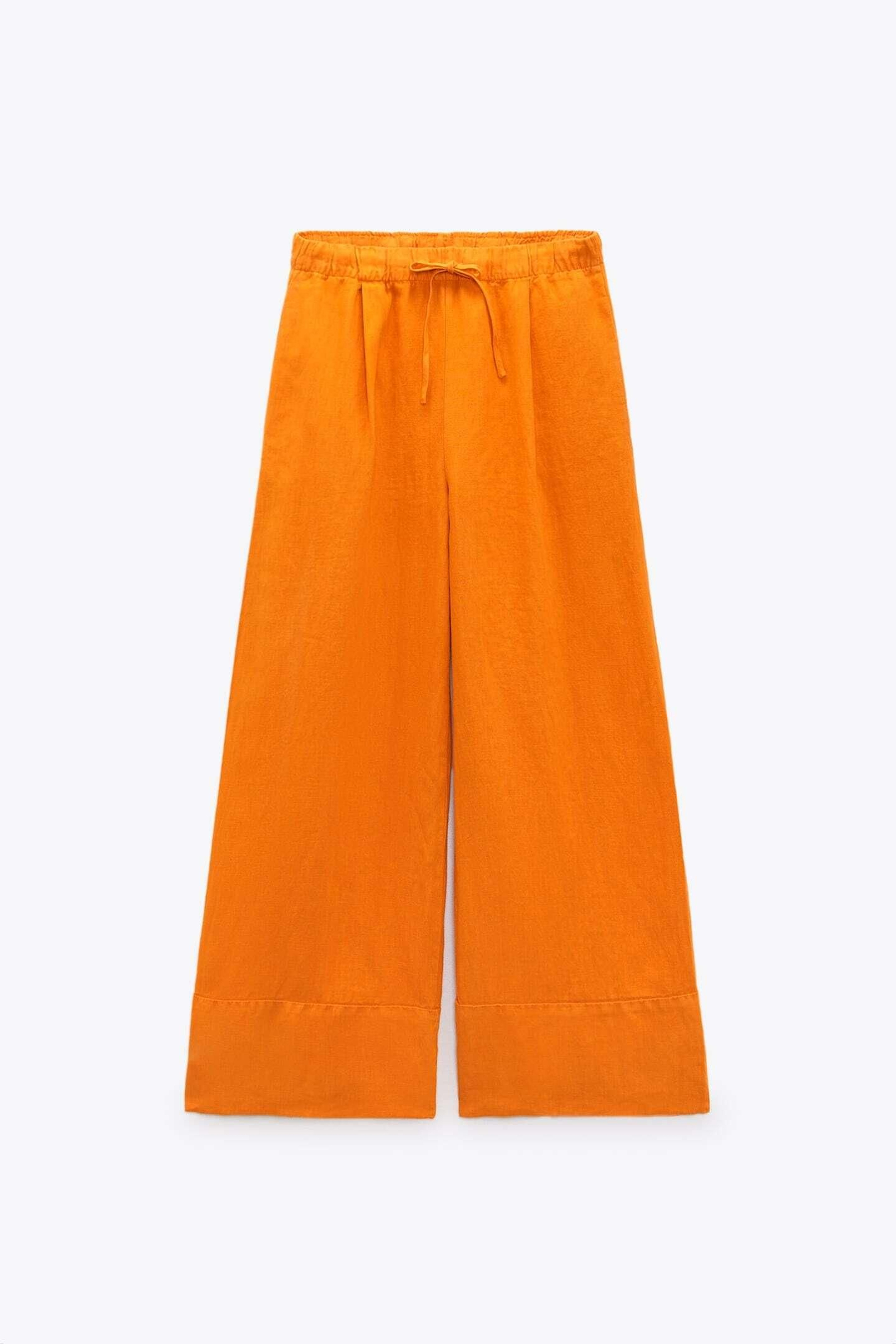 Pantalones naranja de Zara.