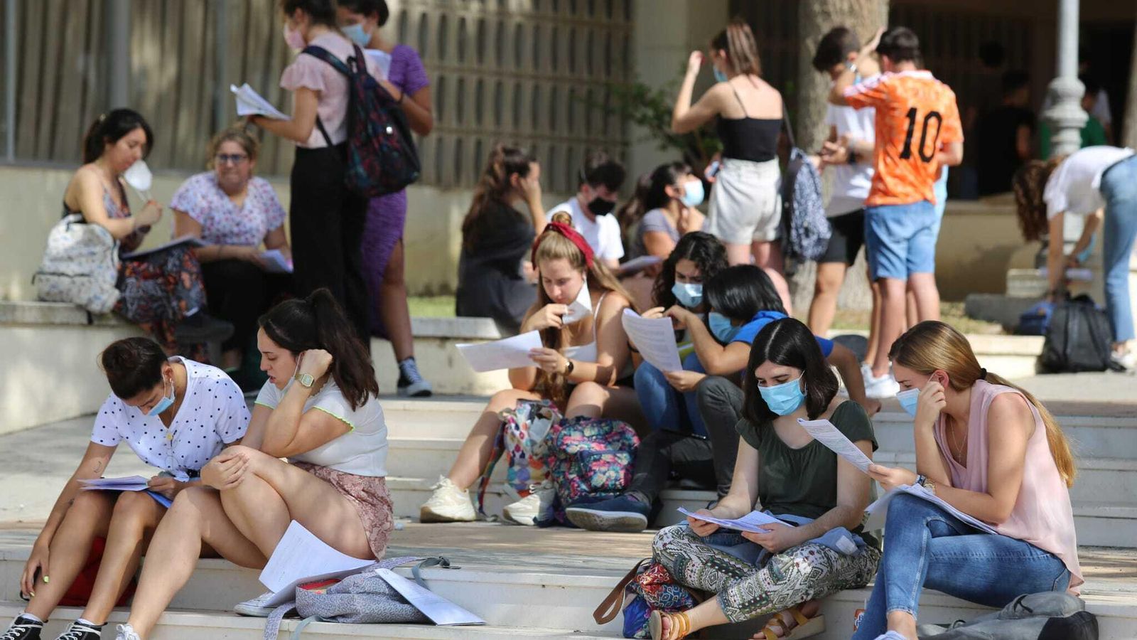 Estudiantes repasando antes del examen de Selectividad en Málaga.