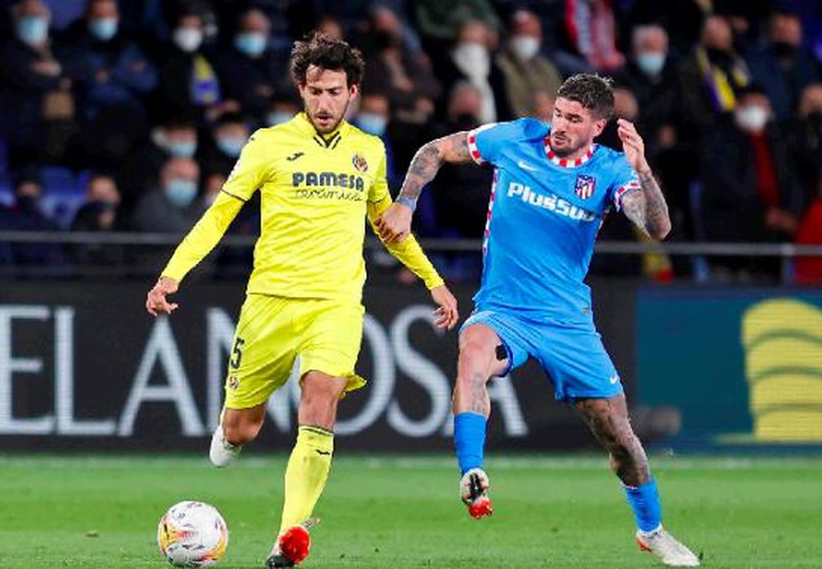 De Paul presiona a Parejo.