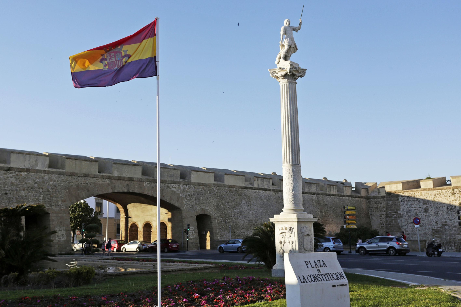 La bandera republicana ubicada en un mástil frente a las Puertas de Tierra.
