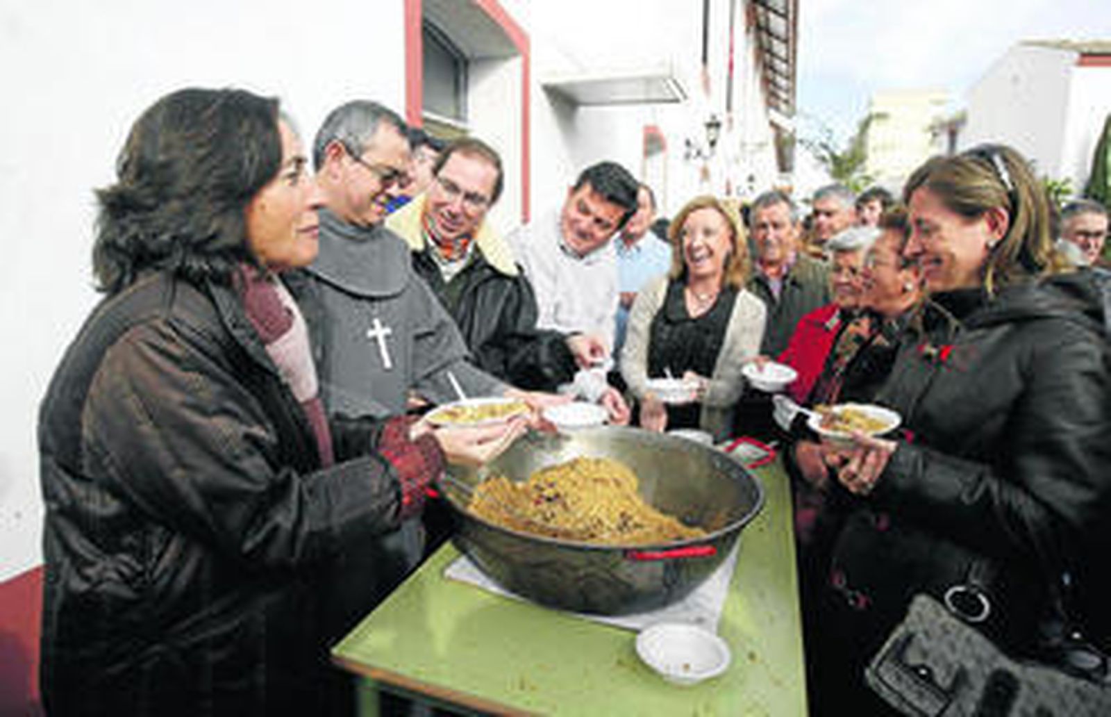 Un perol de migas solidarias en Navidad
