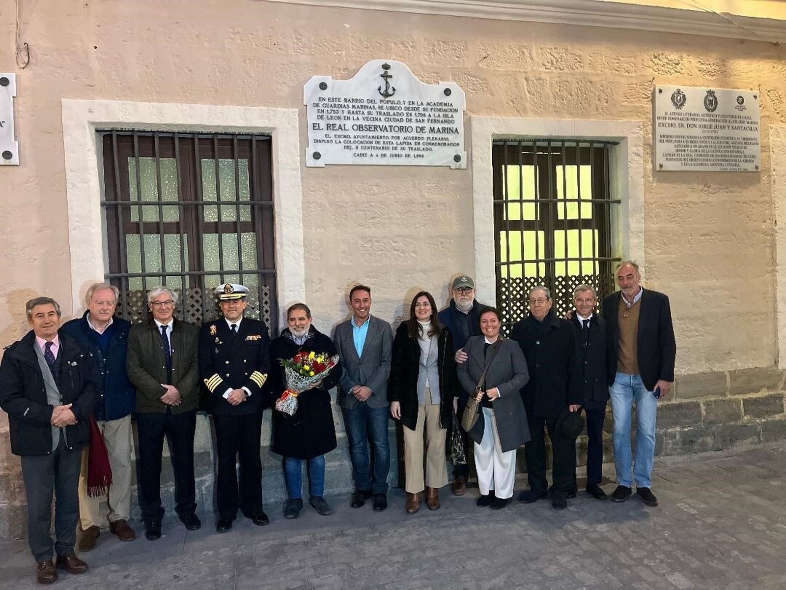 Miembros de la asociación Cádiz con Elcano durante el homenaje al marino  y científico de la Armada Española Jorge Juan y Santacilia