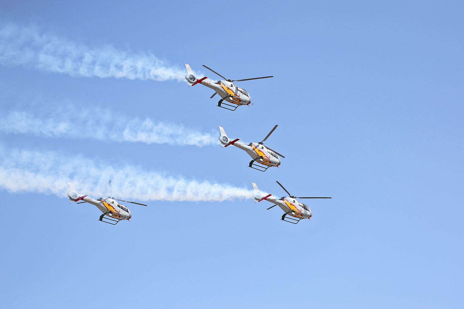 Fotografías de la exhibición aérea de la Patrulla Acrobática de Paracaidismo del Ejército del Aire 'Papea' y de la Patrulla Acrobática de Helicópteros 'ASPA'  en los actos de homenaje al centenario del Plus Ultra presidido por S.M. el Rey Felipe VI